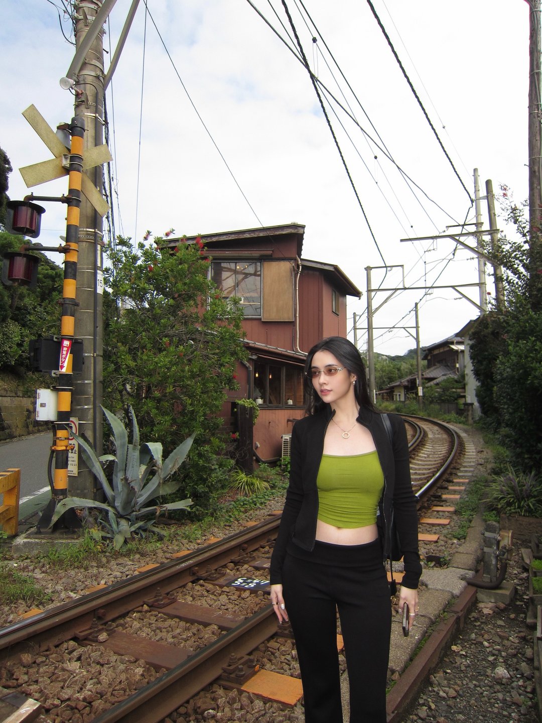มุกดา นรินทร์รักษ์ พาเที่ยวคามาคุระ ยืนกลางรางรถไฟ สวยเหมือนหลุดมาจากฉากหนังญี่ปุ่น