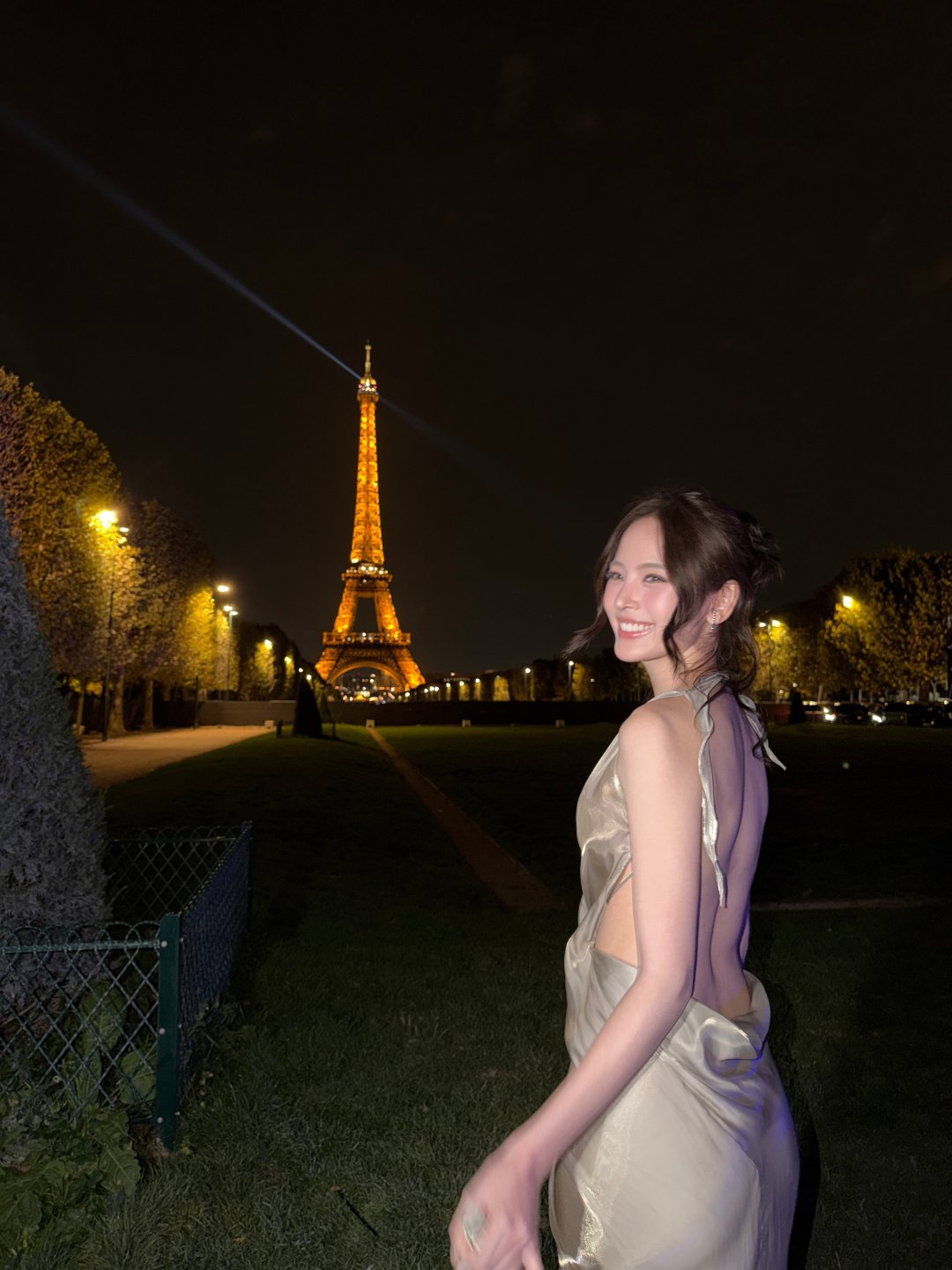ณิชา ณัฏฐณิชา เดินแบบให้ L'Oréal Paris หน้าหอไอเฟล เดรสซาตินสีแชมเปญโชว์แผ่นหลัง ยิ้มกว้างทั้งคืน