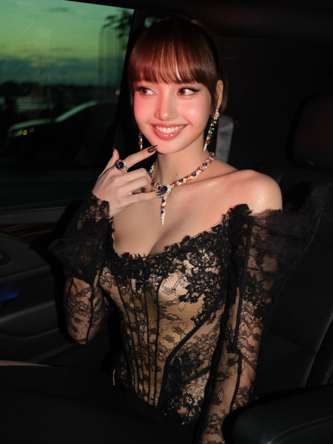 ลิซ่า BLACKPINK สวมสร้อยงู Bvlgari คู่คอร์เซ็ตลูกไม้ดำ เฉิดฉายกลางนิวยอร์กในงาน Serpenti Infinito