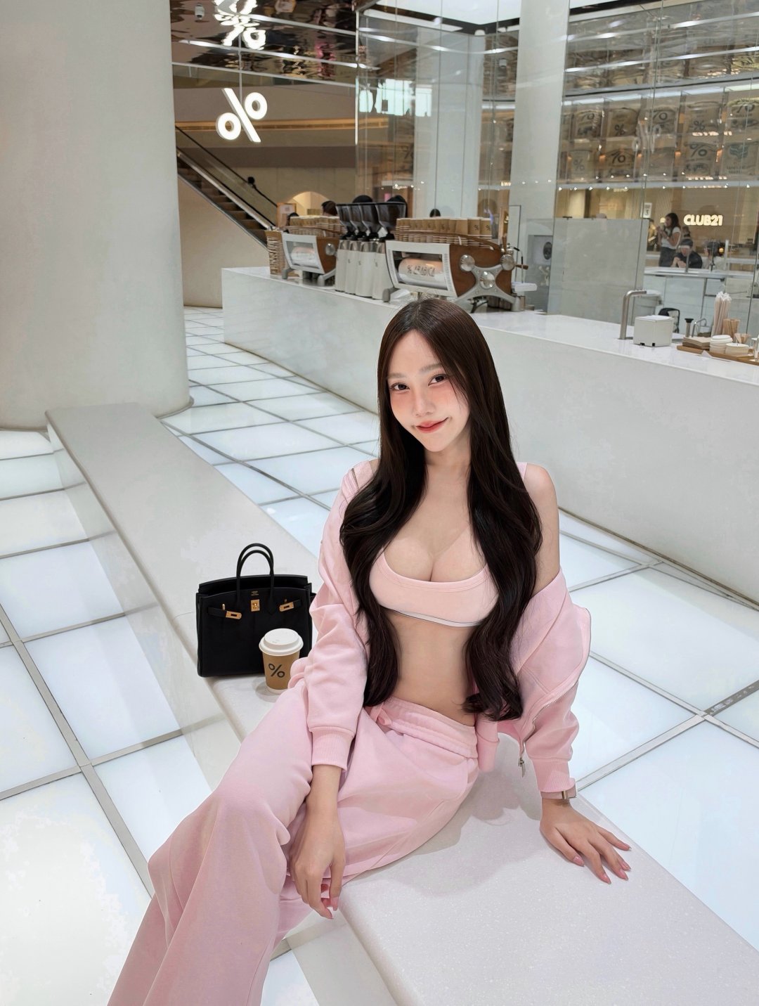Viewvy ชุดวอร์มชมพูพาสเทลทั้งตัว แต่เปิดเอวคอดเต็มๆ แวะจิบกาแฟ % Arabica สดใสปนแซ่บ