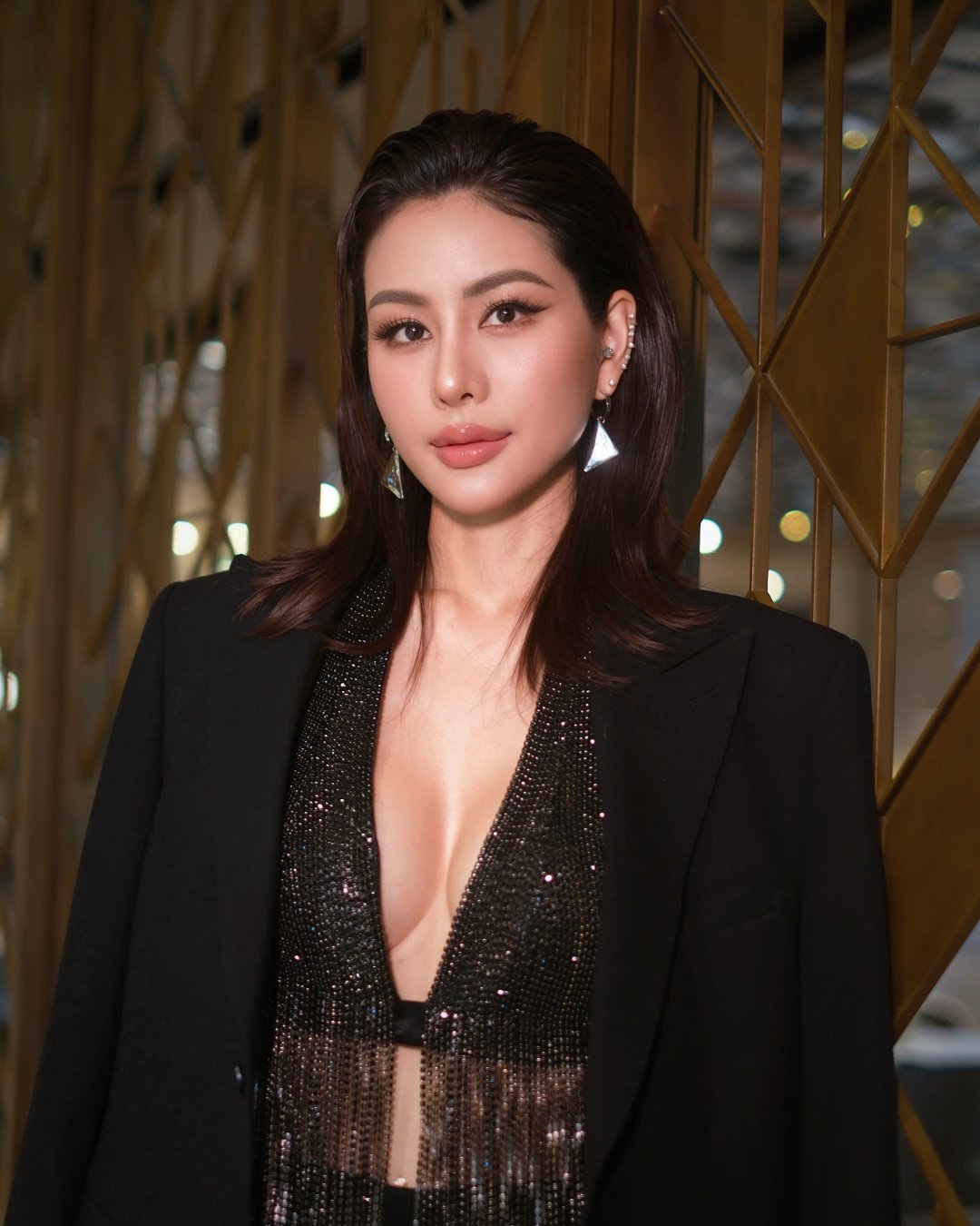 หนิง ปัทมา มิสแกรนด์ไทยแลนด์ 2026 ทักทาย "สวัสดีงับ" ในสูทดำคลุมไหล่ ท็อปคริสตัลคอวีลึก เท่และเซ็กซี่ในลุคเดียว