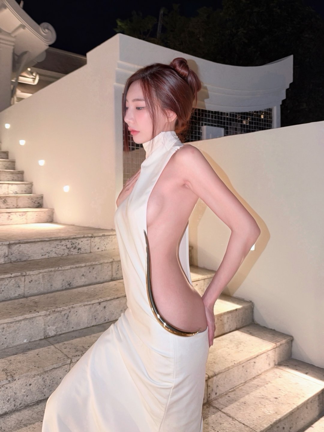 เบนซ์ พริกไทย "Too hot for heaven" เดรสขาวคอเต่าเว้าข้างลึกถึงสะโพก โพสท่าหน้าศาลาสีขาวยามค่ำที่ภูเก็ต