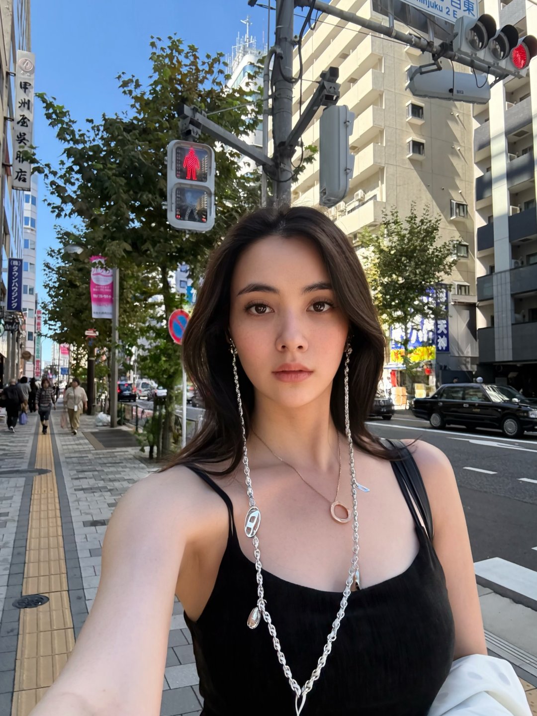 มุกดา นรินทร์รักษ์ "วันนี้มีแดดนะ" เดินเล่นญี่ปุ่นในเสื้อกล้ามดำคล้องสร้อยโซ่เงิน แวะกินเนื้อย่างกับซูชิ
