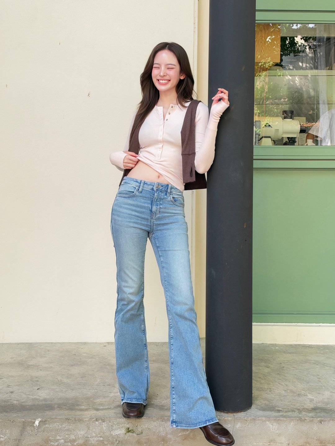 ณิชา ณัฏฐณิชา "No bad days in great jeans" ยีนส์ขาม้าสีอ่อนคู่เสื้อเฮนลีย์สีชมพูนู้ดกับเสื้อกั๊กน้ำตาล หน้าคาเฟ่