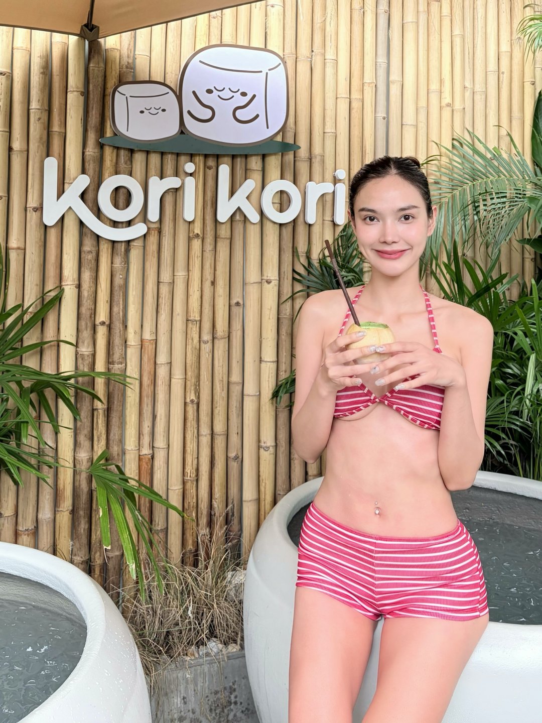 อิงฟ้า เกตุคำ "recovery" ลงแช่อ่างน้ำแข็งที่ Kori kori icebath ในบิกินีลายทางแดงขาว ถือเครื่องดื่มเย็นหน้าผนังไม้ไผ่