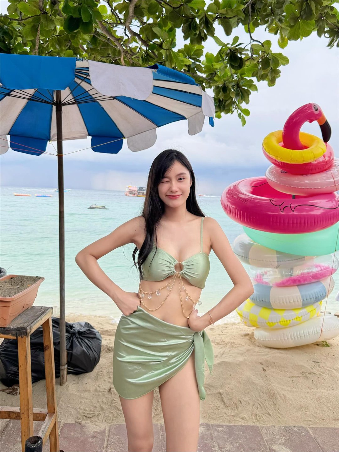 เก๋ไก๋ สไลเดอร์ เช็คอินเกาะล้าน บิกินีซาตินเขียวมินต์คล้องสายโซ่ทอง ถือมะพร้าวโพสท่าริมทะเล
