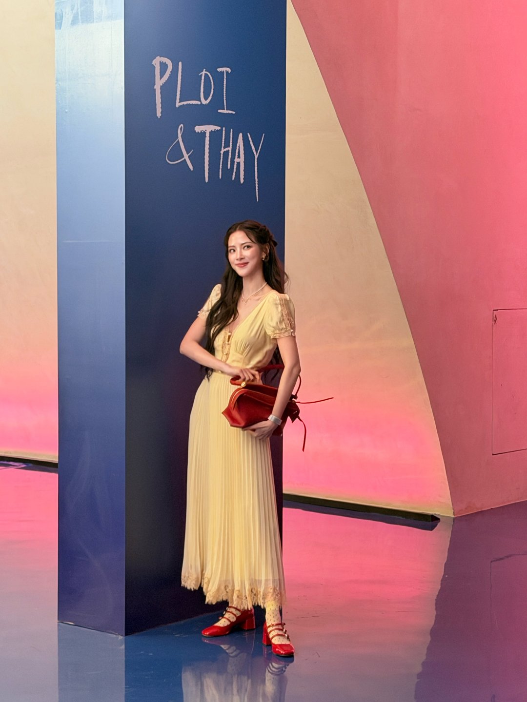 ใบเฟิร์น พิมพ์ชนก ร่วมงานแต่งเพื่อน เดรสพลีตสีเหลืองอ่อนกับรองเท้าแดง "ไม่มีรูปกับบ่าวสาวเลย"