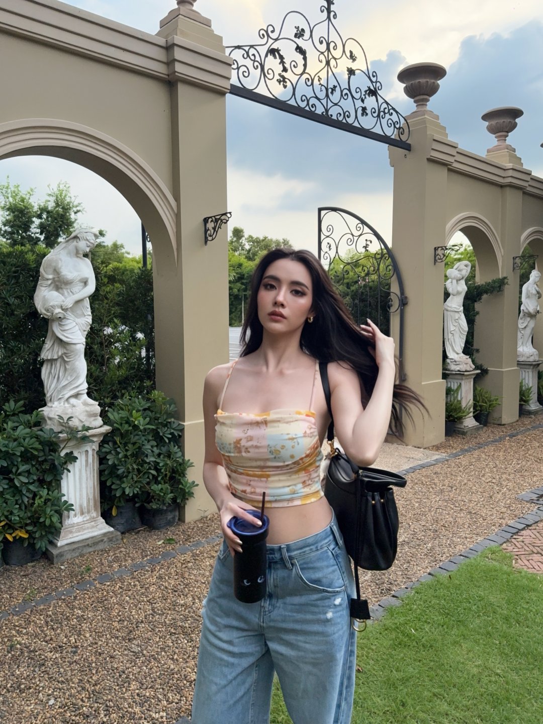 มุกดา นรินทร์รักษ์ เดินสวนสไตล์ยุโรป เสื้อสายเดี่ยวลายดอกพาสเทลคู่ยีนส์ขากว้าง