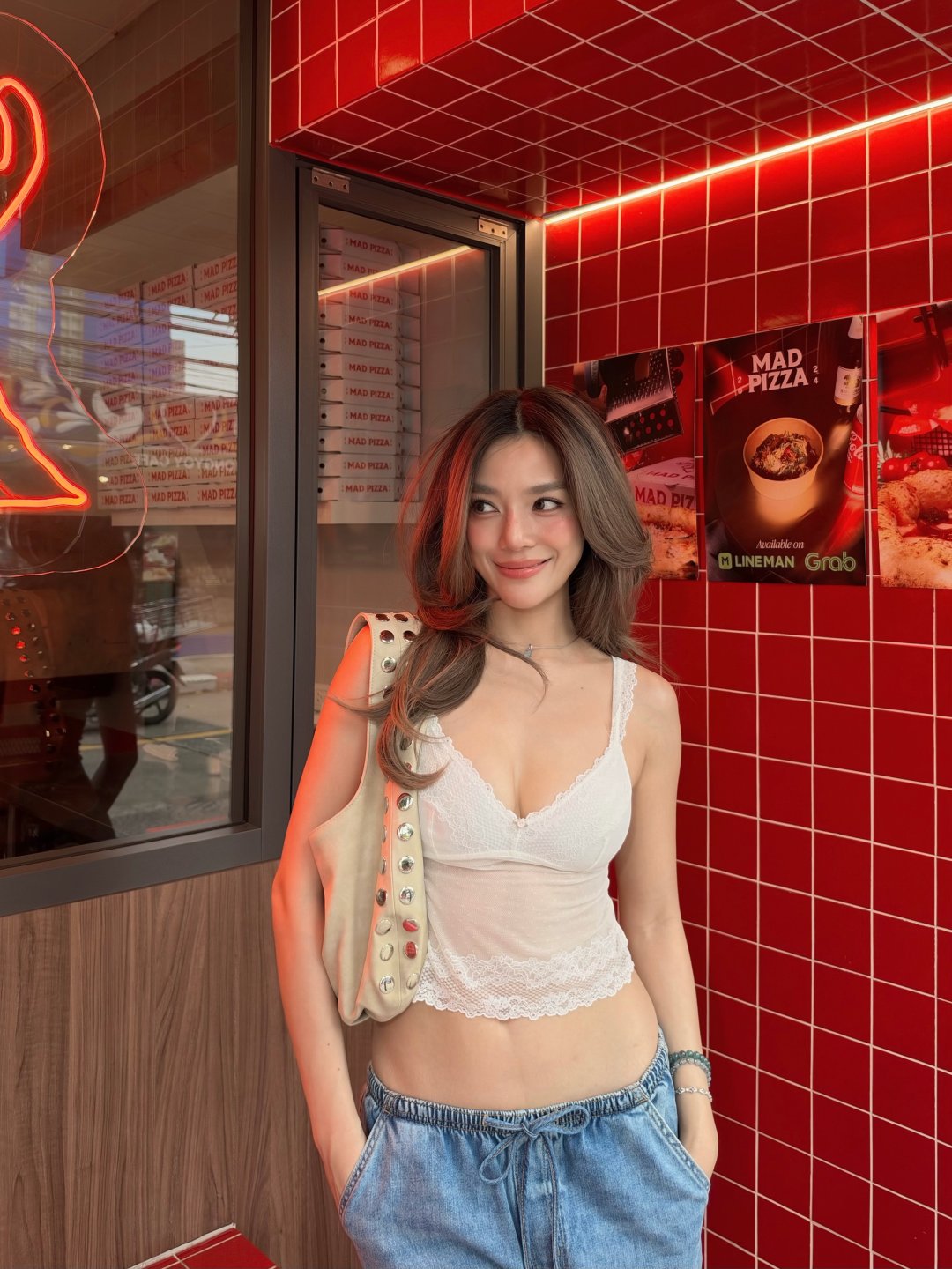 ปราง กัญญ์ณรัณ ถ่ายกับ Aerie บราลูกไม้ขาวคู่ยีนส์เอวต่ำหน้าร้านพิซซ่ากระเบื้องแดง