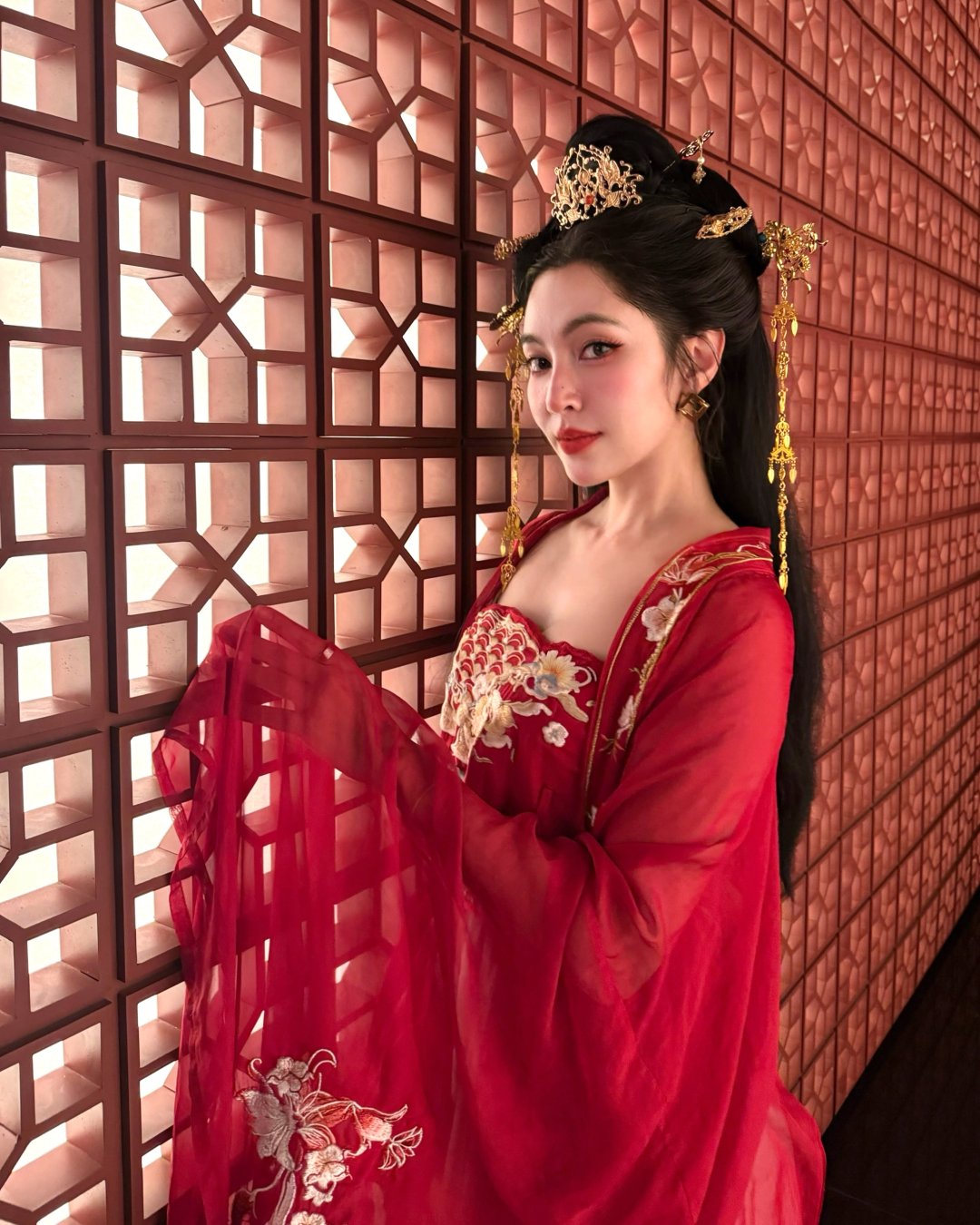 เบลล่า ราณี ย้อนความทรงจำเซี่ยงไฮ้ ใส่ชุดฮั่นฝูสีแดงปักลาย ถือพัดกลมลายปลาคาร์ป