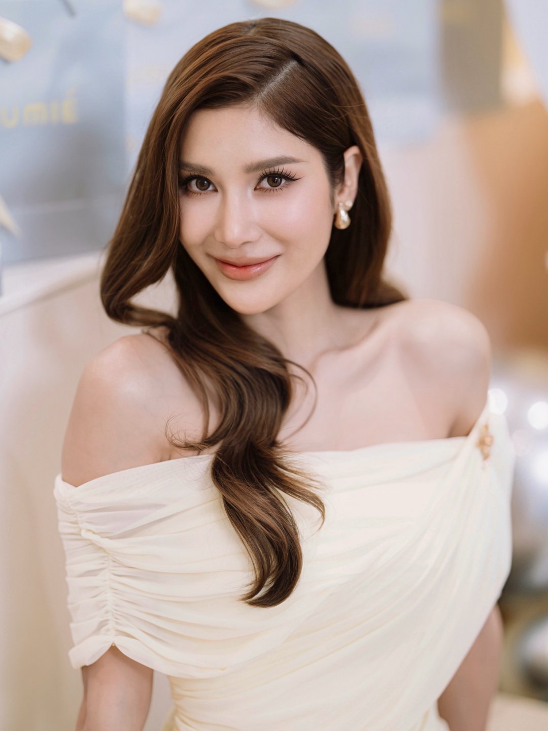 THAMITA ANUSIN มินิเดรสเปิดไหล่สีครีมโชว์ขาเรียว ร่วมงานเปิดสาขาใหม่ Lumie Clinic สยามซอย 2