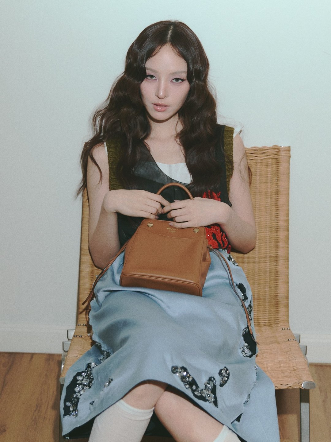 ณิชา ณัฏฐณิชา "An exercise in simplicity" กระโปรงซาตินฟ้าปักดอกแดงคู่กระเป๋าหนัง Prada FW26