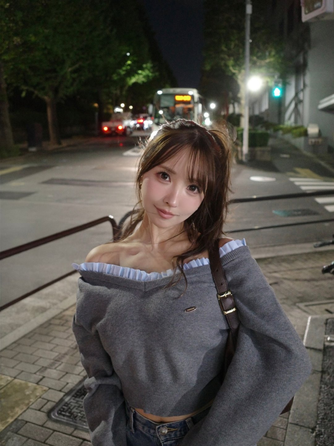 ยูอะ มิคามิ "ただいま日本" ผมหางม้าในเสื้อนิตเทาเปิดไหล่ครอปเอวลอยคู่ยีนส์ ยืนริมถนนยามค่ำ