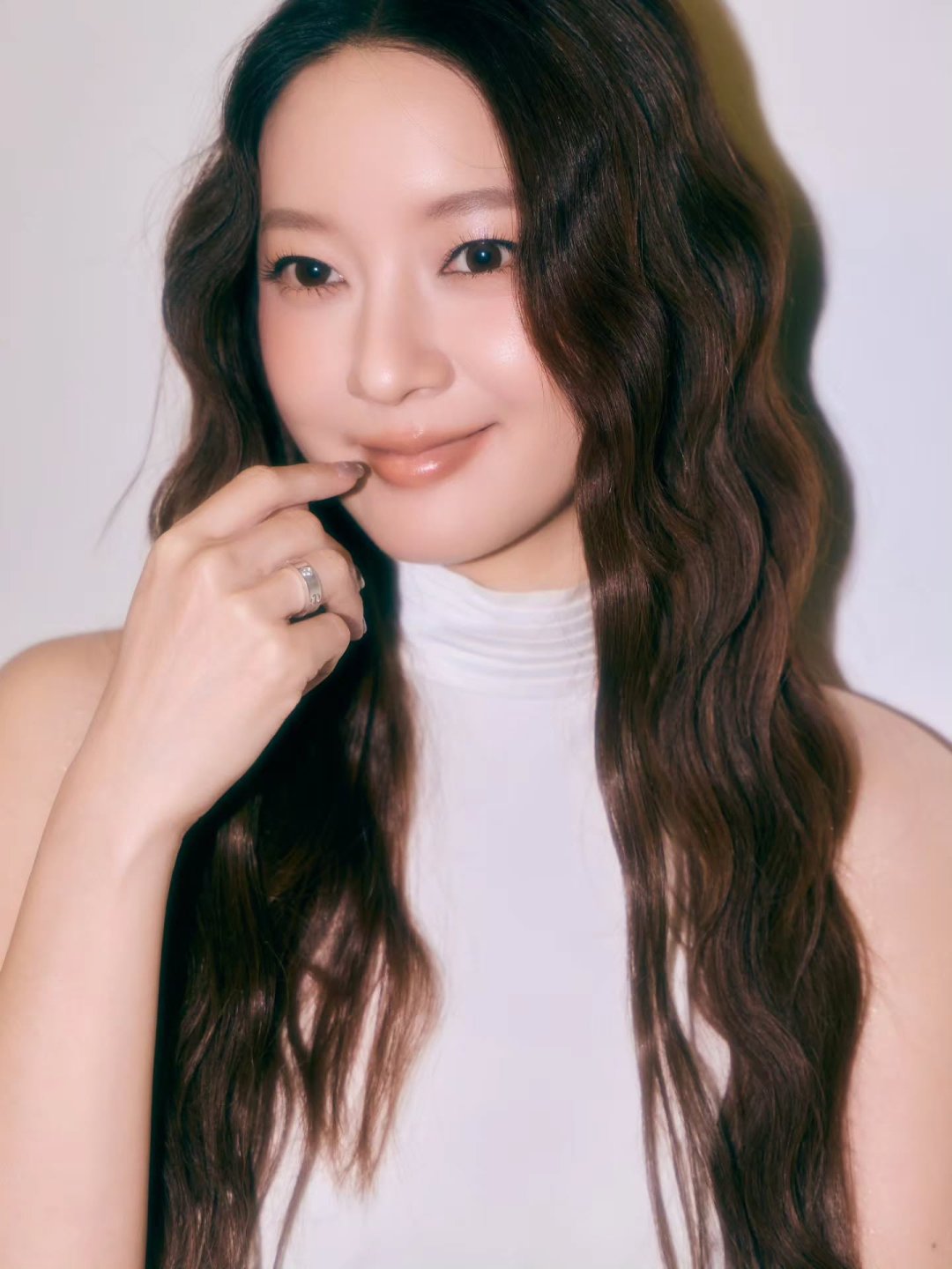 Waruntorn P. เดรสขาวคล้องคอผมลอนยาว "Yesterday was such a good day" ร่วมงาน Howe Awards