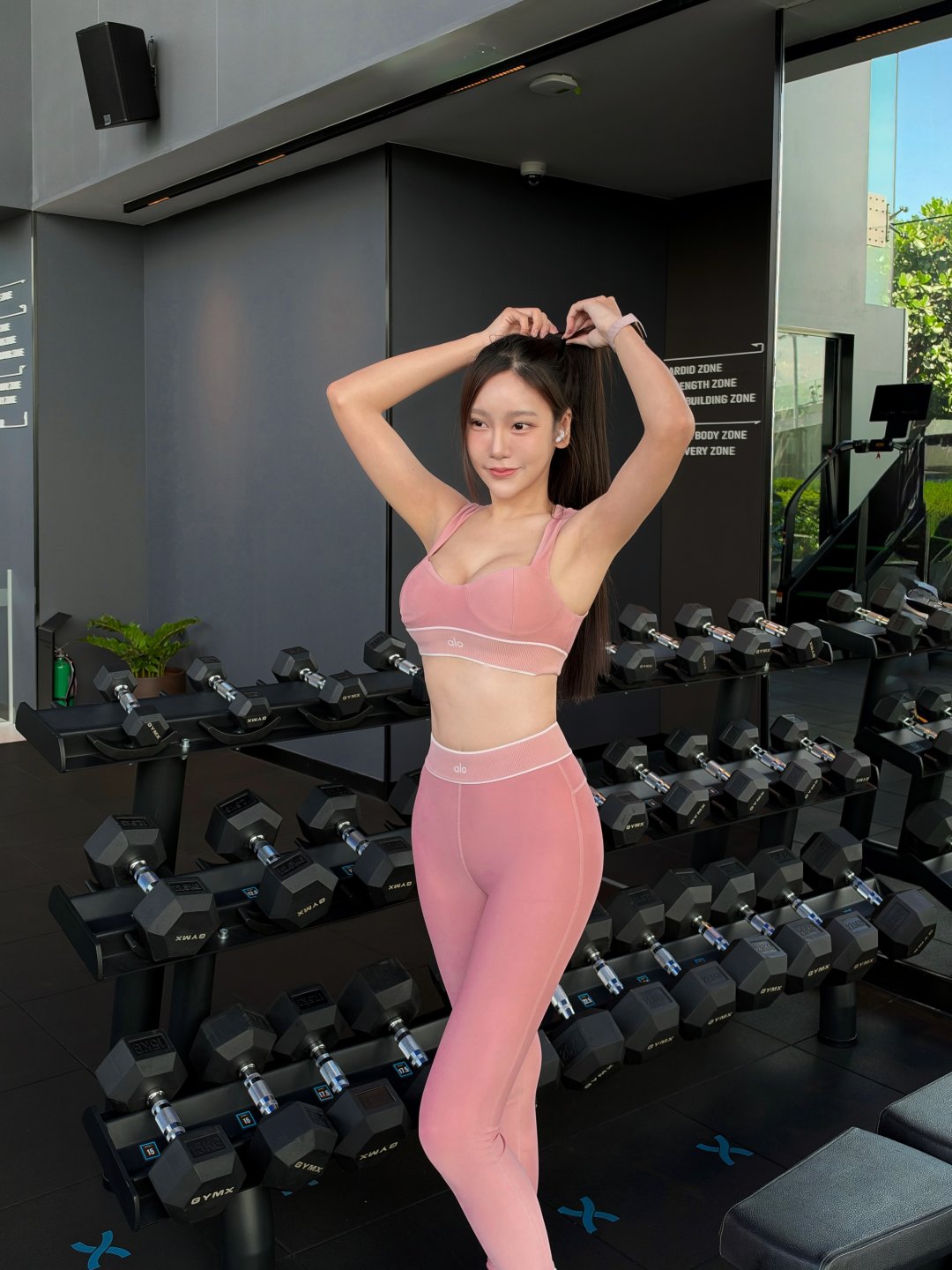 Viewvy สปอร์ตบราชมพูคู่เลกกิ้งรัดรูป โพสท่าอวดเอวคอดในยิมชั้นบน Gymx Health Club