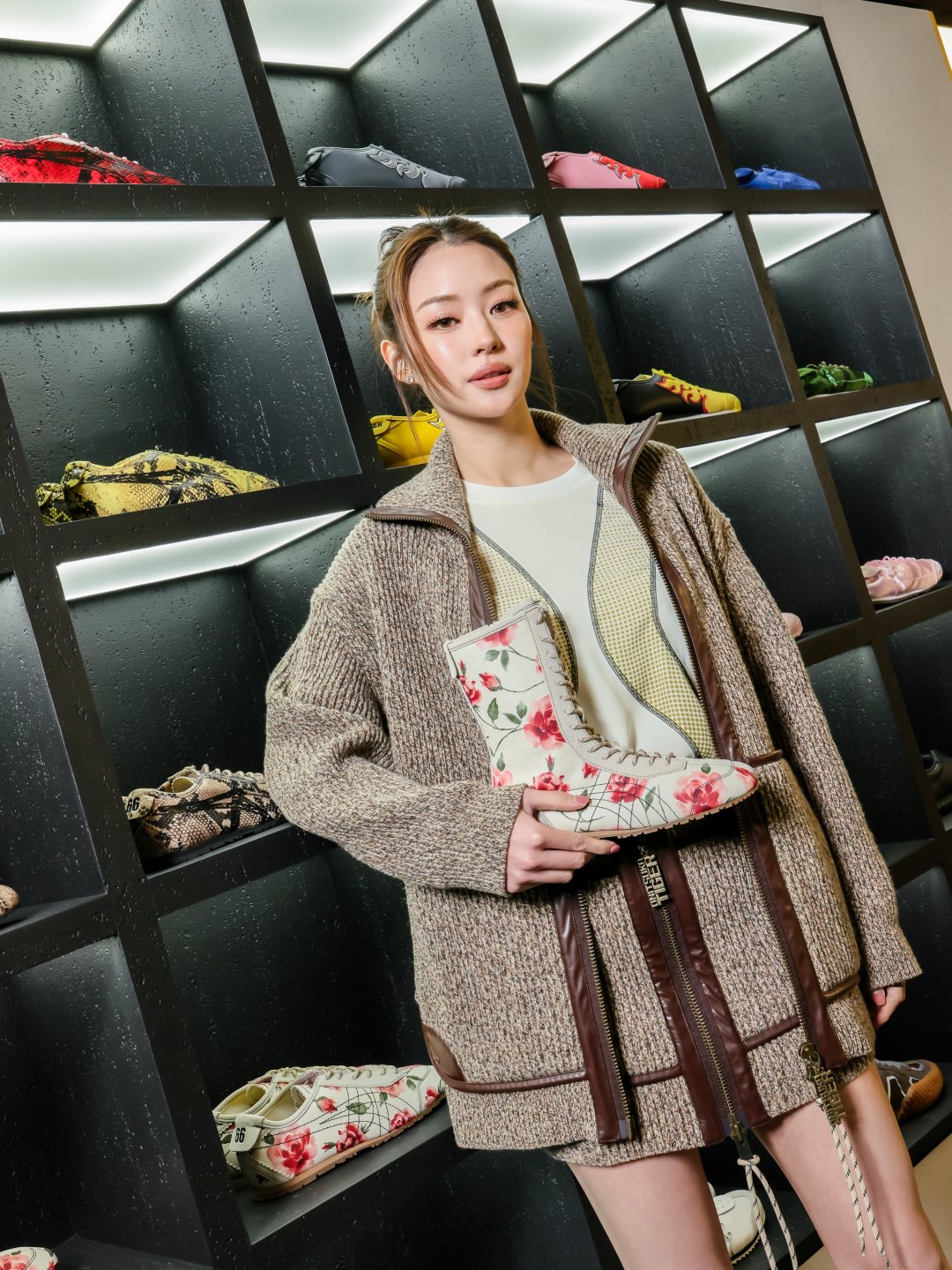 Natsha T. คาร์ดิแกนทวีดคู่มินิสเกิร์ต ร่วมงานป๊อปอัป Onitsuka Tiger ที่ Central Embassy