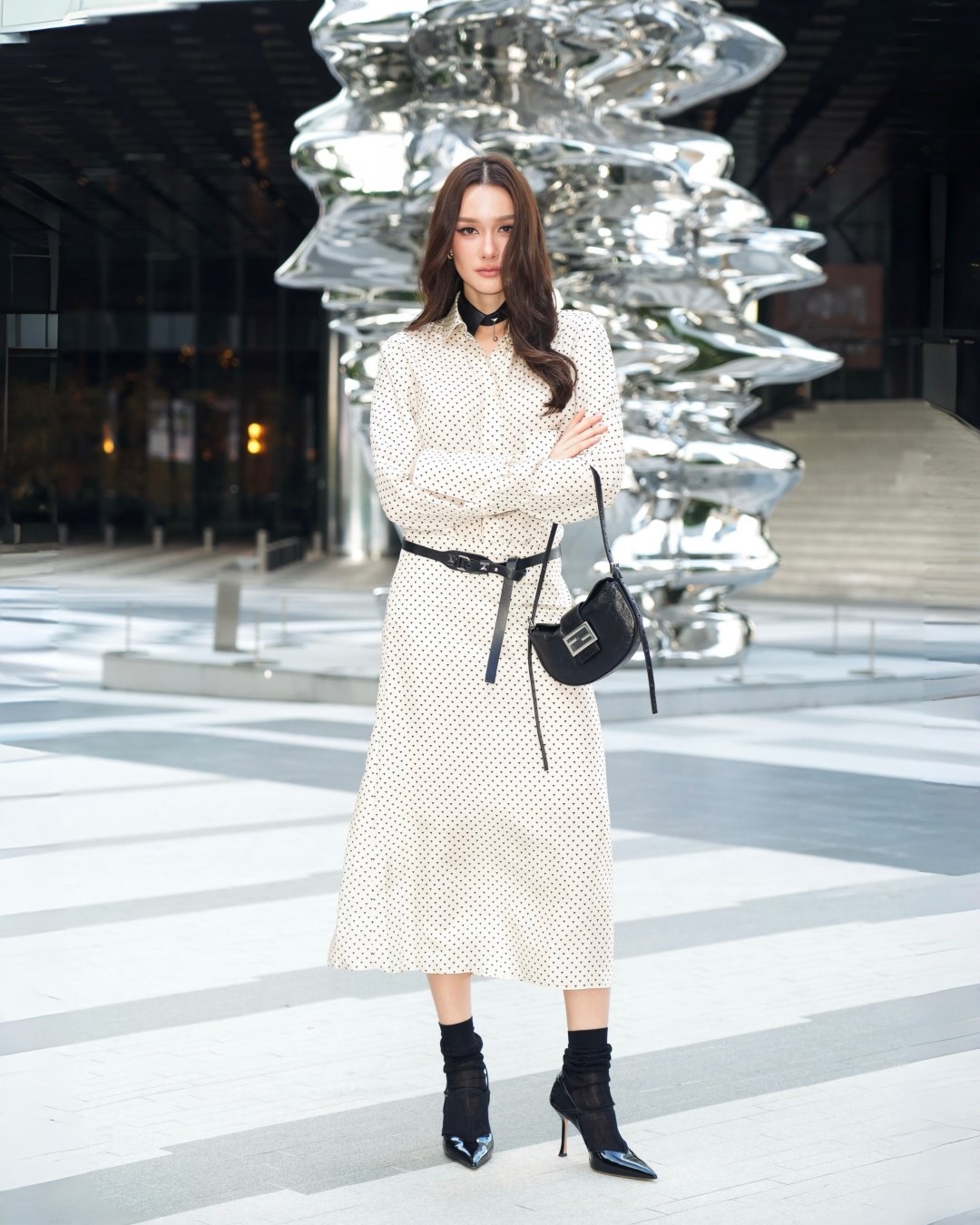 Diana Flipo "Just my type of Croissant" เชิ้ตเดรสลายจุดคาดเข็มขัด ถือกระเป๋า FENDI Croissant เดินเมือง