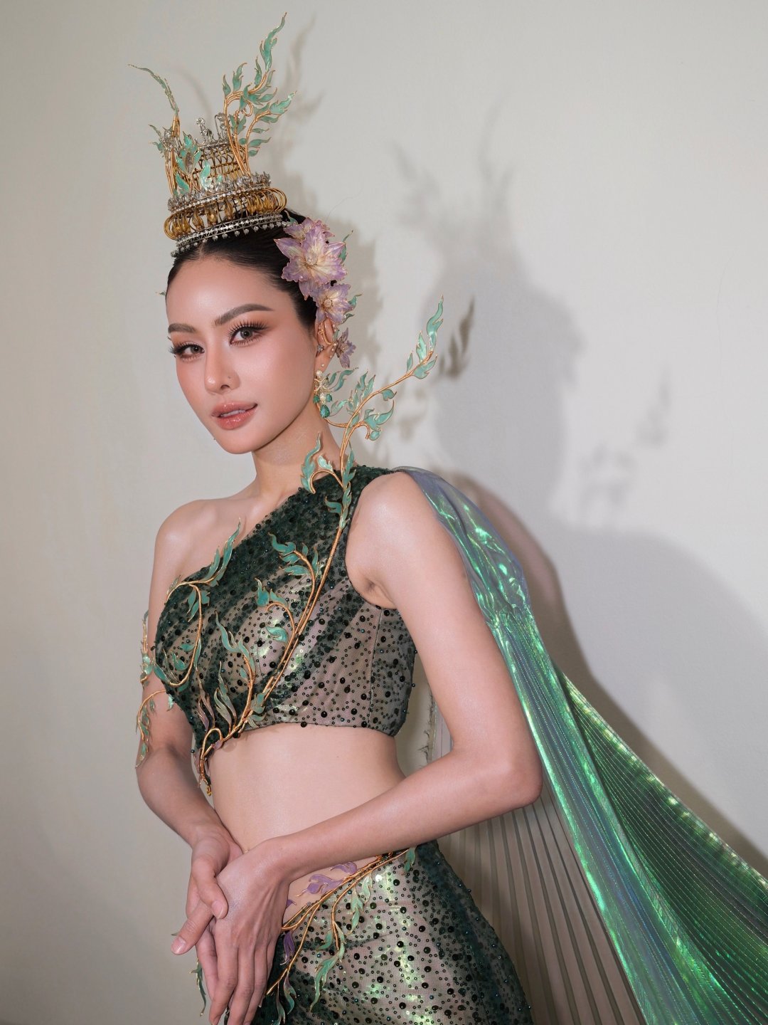 หนิง ปัทมา นาคินีเกาะอกเขียวเปิดเอว สวมมงกุฎทอง "ร่วมขบวน" งานบั้งไฟพญานาคโลก หนองคาย
