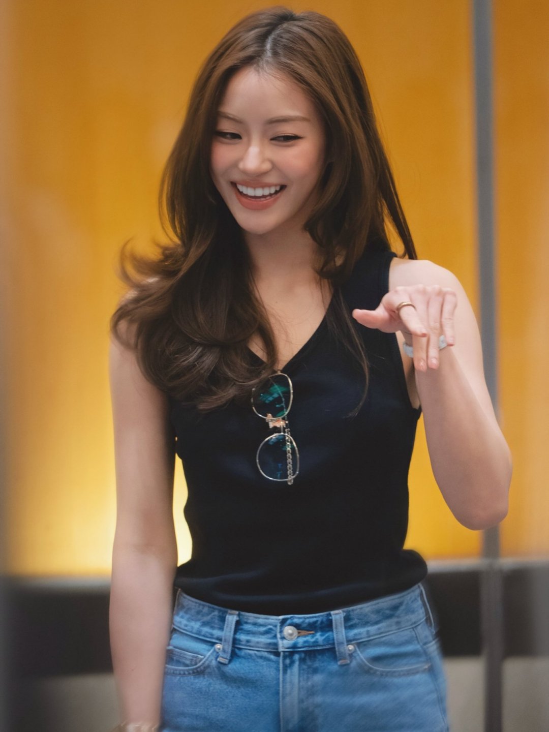 Natsha T. "I really do♡" เสื้อกล้ามดำคู่ยีนส์ ผมยาวลอนสลวย ยิ้มหวานท่ามกลางแฟนคลับ