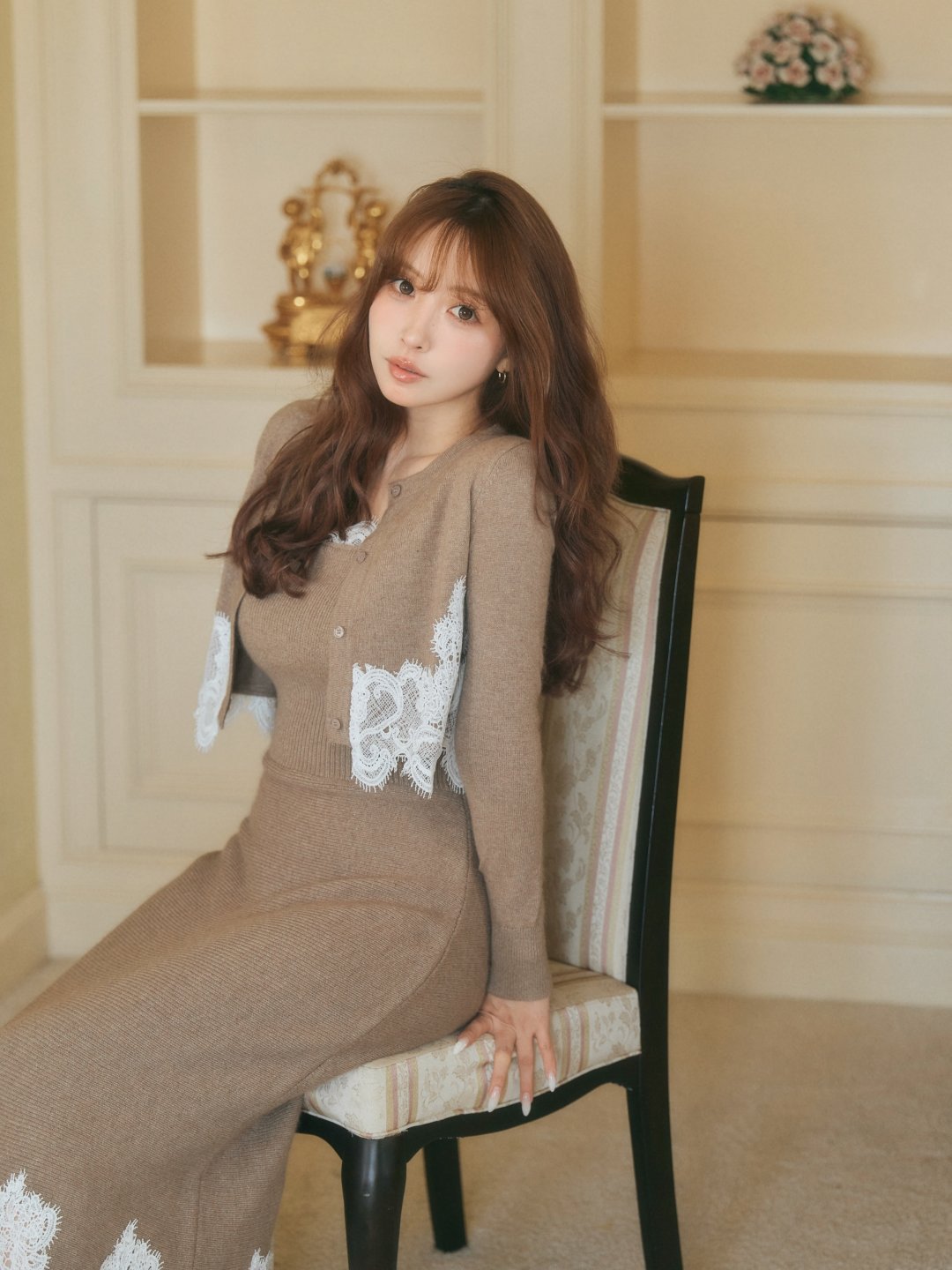ยูอะ มิคามิ เดรสนิตยาวสีโมคาขอบลูกไม้ขาวคู่คาร์ดิแกน "女性らしいモカカラー" โพสต์ท่าในห้องสไตล์คลาสสิก