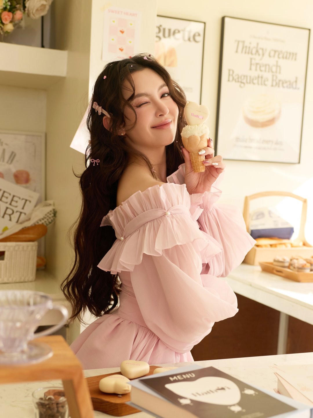 เบลล่า ราณี "Sweetheart vibes" เดรสชมพูระบายเปิดไหล่ ถือไอศกรีมโคนในคาเฟ่ขนมปังโทนหวาน