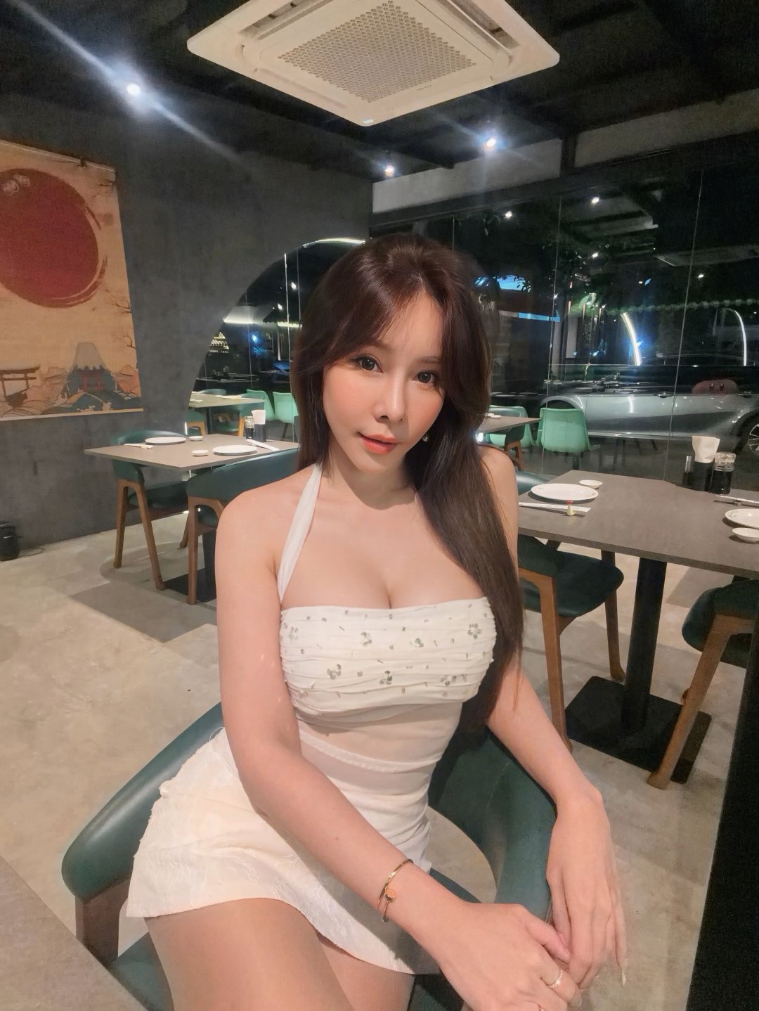 ฟ้า Skykikijung มินิเดรสคล้องคอขาวรัดรูปอวดร่องอก "แบบไหนที่ว่าดี บอกทีจะได้ทำ…" ที่ร้าน GrillHigh Izakaya