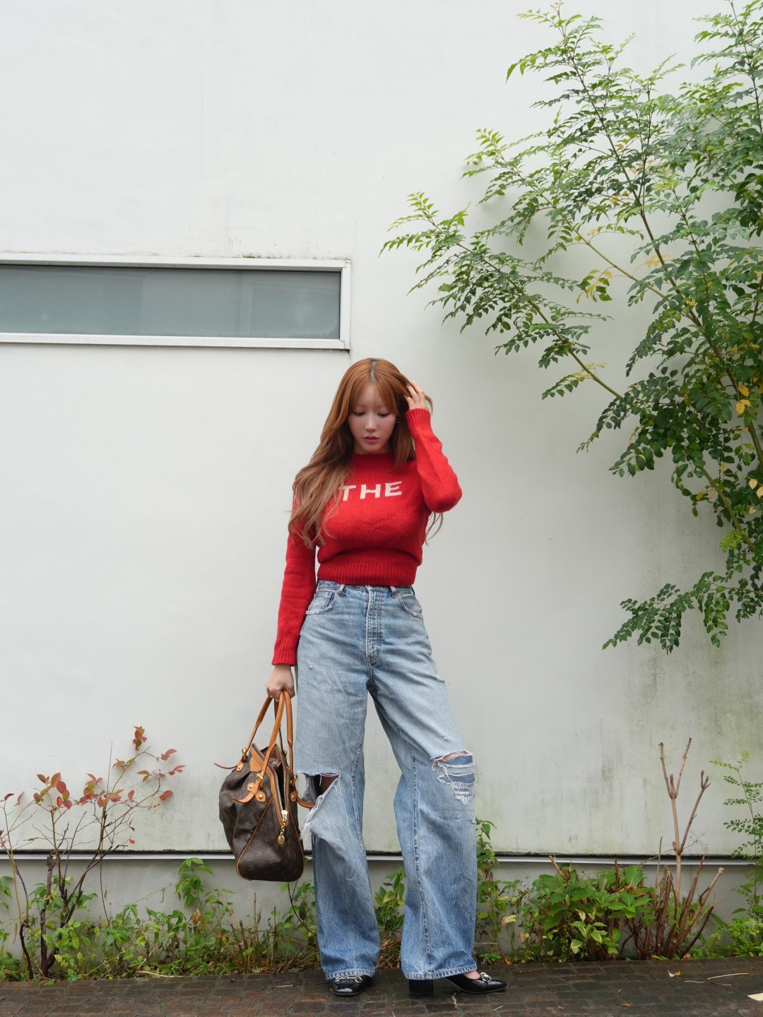 โคยอย โคนัน "Red" นิตแดงคู่ยีนส์ขาดขากว้าง ถือกระเป๋าหนังโพสท่าบันไดสะพานลอย
