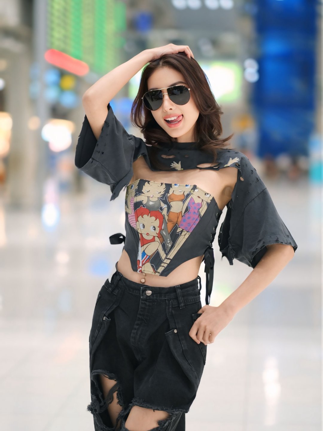 หนิง ปัทมา "🤫" ครอปขาดคู่คอร์เซ็ตลาย Betty Boop โชว์เอว ยีนส์ขาดแว่นดำสุดเท่