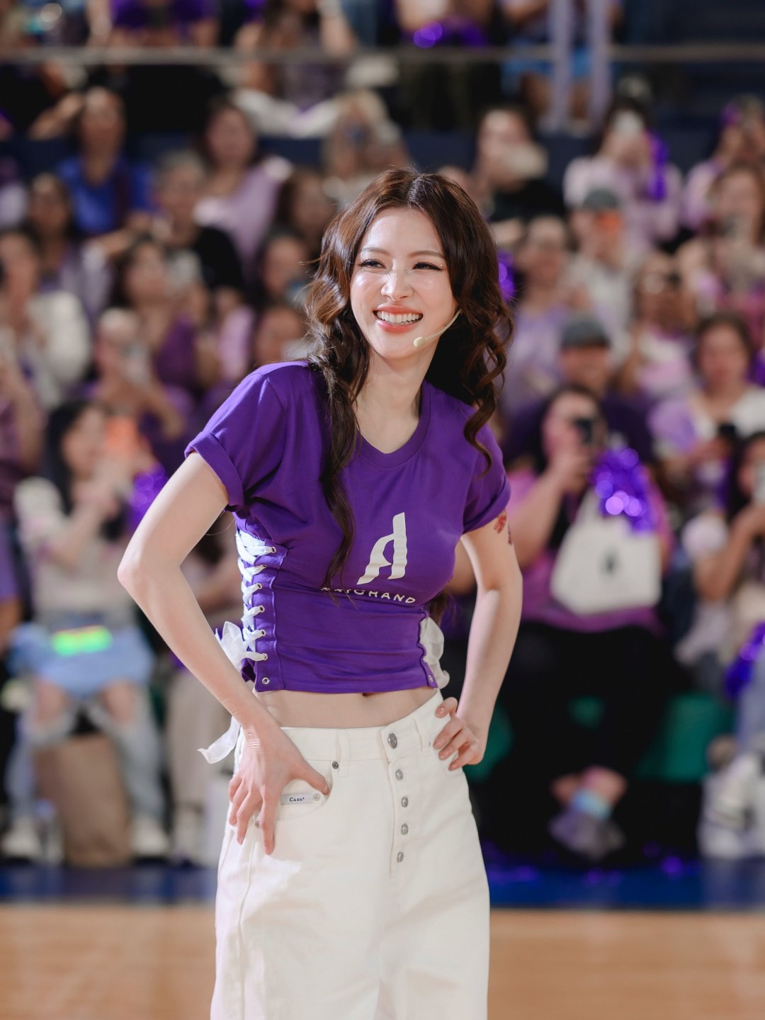 ใบเฟิร์น พิมพ์ชนก ครอปม่วงผูกเชือกเอวคู่ยีนส์ขาว ยิ้มหวานกลางสนามงาน Srichand "ผู้ชนะขนมปี๊บ"