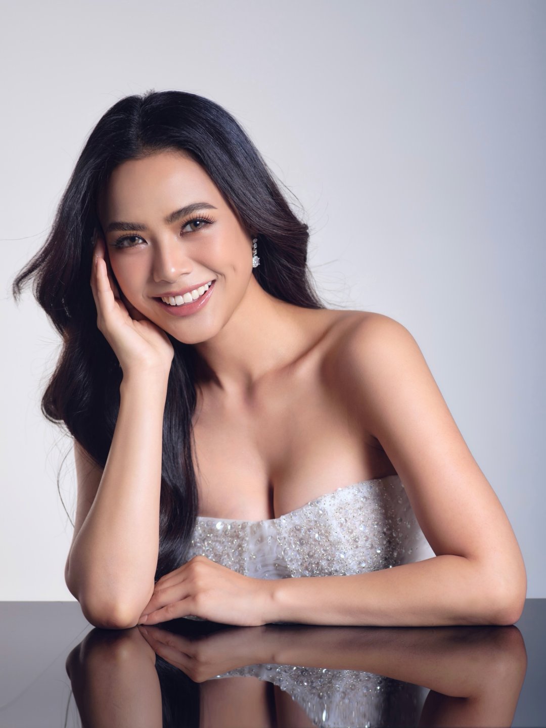 Sirinsopit Pachimsawat เกาะอกคอร์เซ็ตขาว ยิ้มหวานในสตูดิโอ "September feels good already"