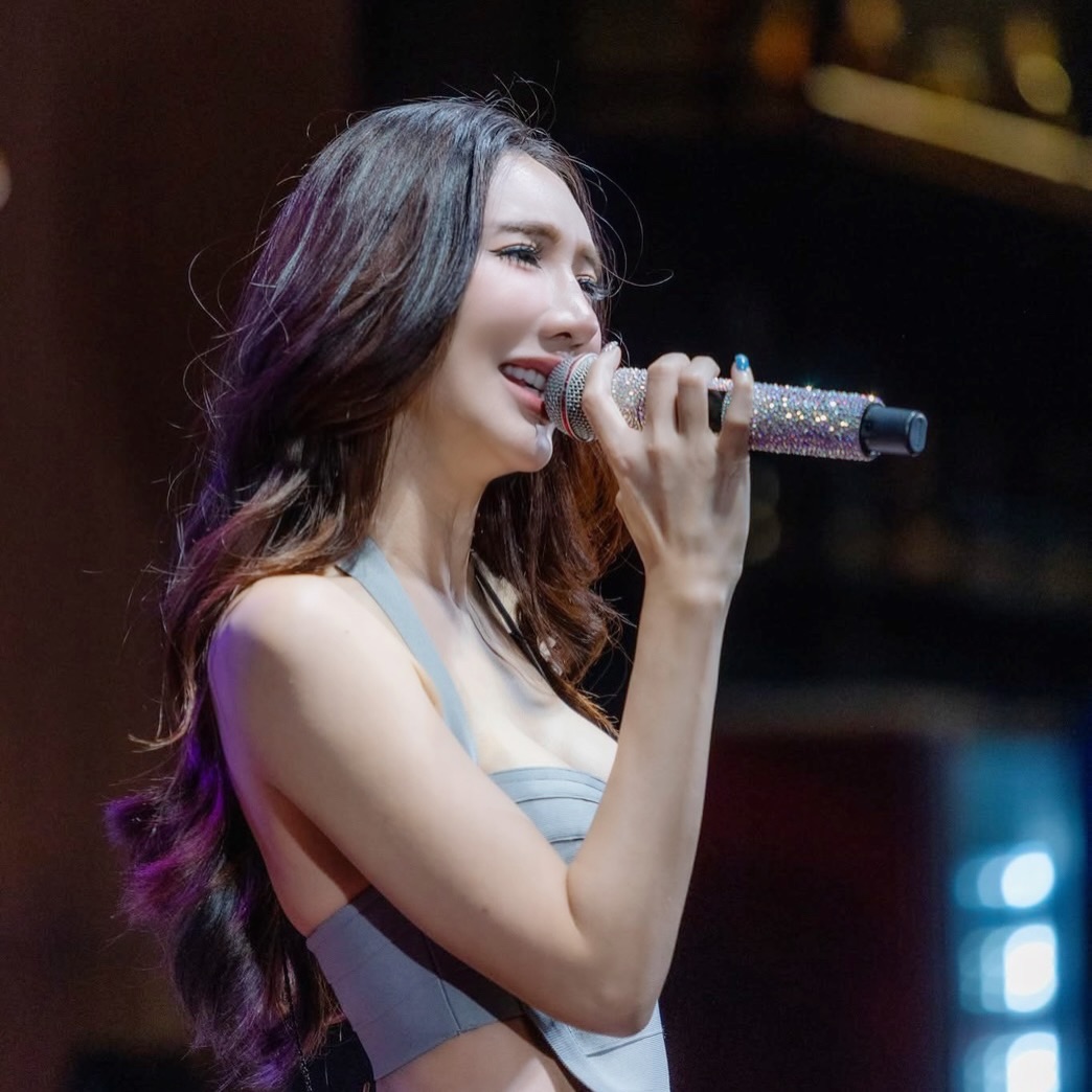 เบนซ์ พริกไทย "รักคำเดียว" ครอปเทาเกาะอกโชว์ร่อง ถือไมค์เพชรร้องเพลงรับช่อดอกไม้จากแฟนคลับ