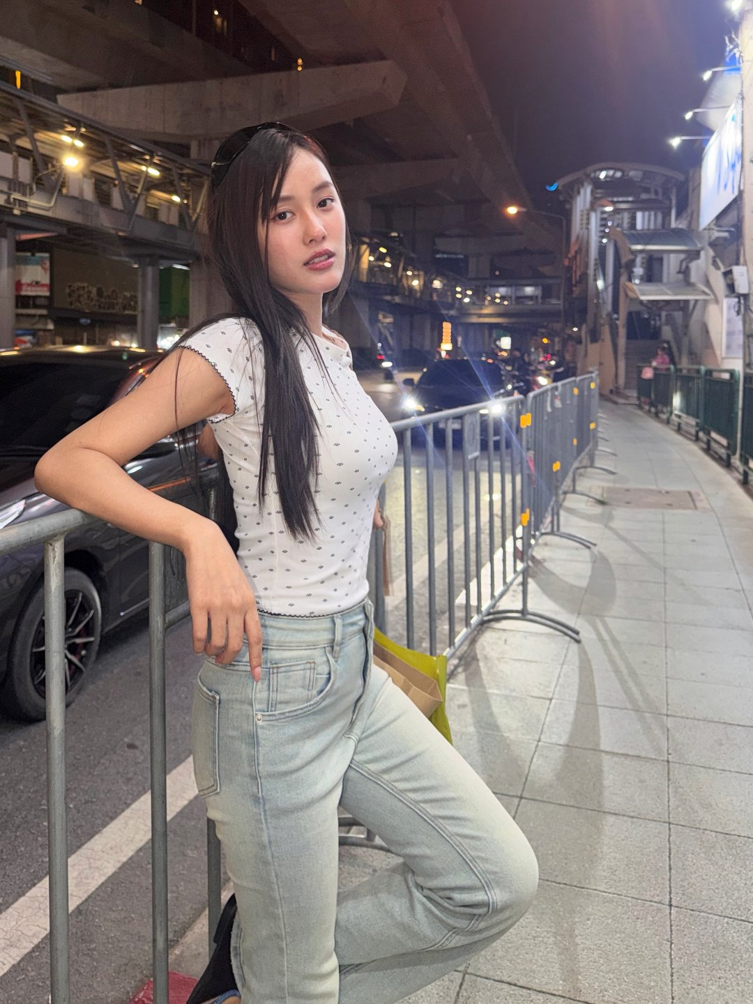 เก๋ไก๋ สไลเดอร์ เสื้อยืดขาวรัดรูปคู่ยีนส์ฟอก โพสท่าใต้รางรถไฟฟ้ายามค่ำ "สาวลาดพร้าว ยูเนี่ยน"