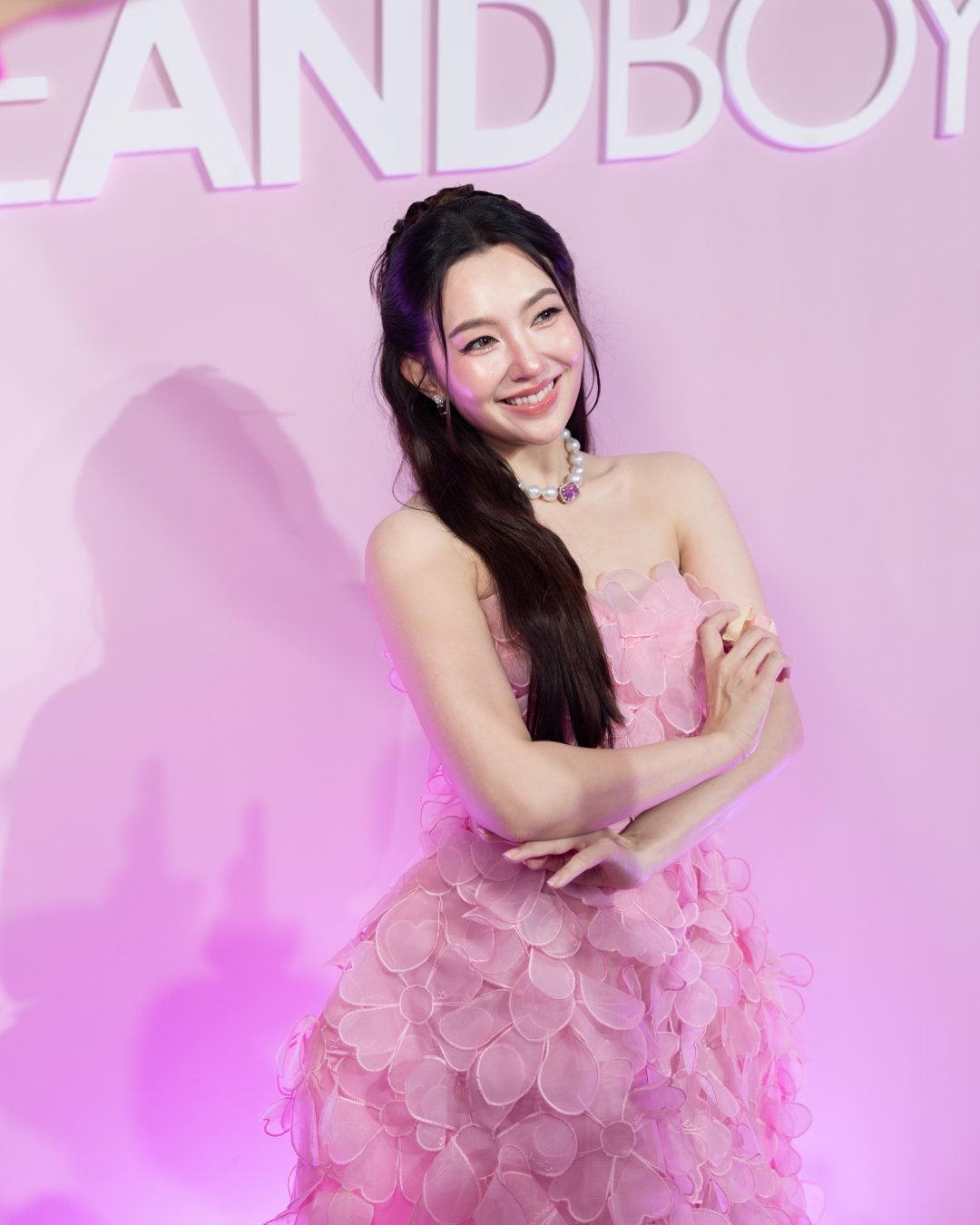 เบลล่า ราณี "Pink carpet" เดรสเกาะอกกลีบดอกไม้ชมพู แจกยิ้มหวานงาน EVEANDBOY Siam Square One