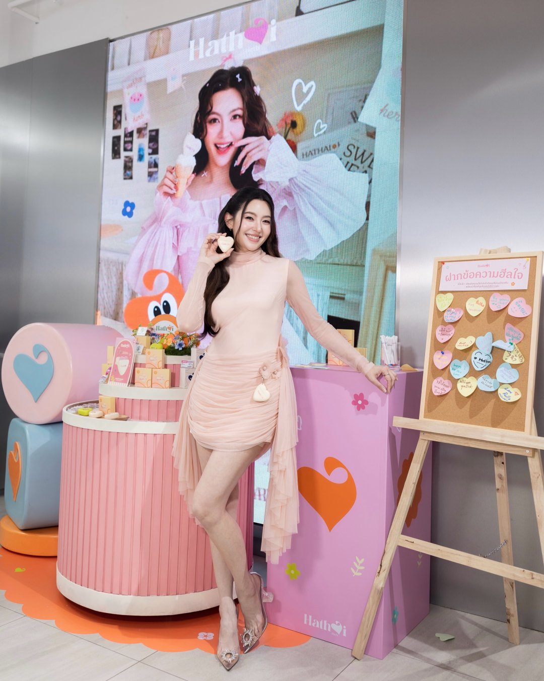 เบลล่า ราณี มินิเดรสชมพูนู้ดรัดรูปแขนยาว แจกยิ้มหวานงานป๊อปอัป Hathai Herb สยามสแควร์