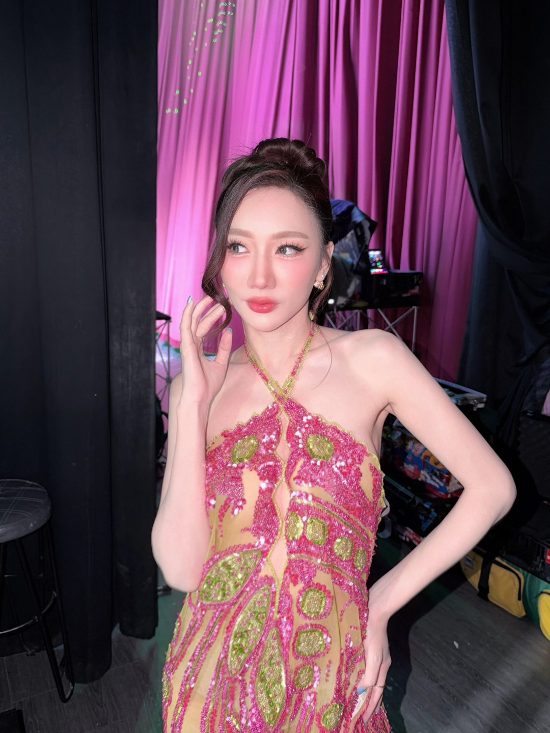 เบนซ์ พริกไทย เดรสปักเลื่อมชมพูเขียวคล้องคอเปิดข้าง โพสหลังเวทีคอนเสิร์ตอุบลราชธานี