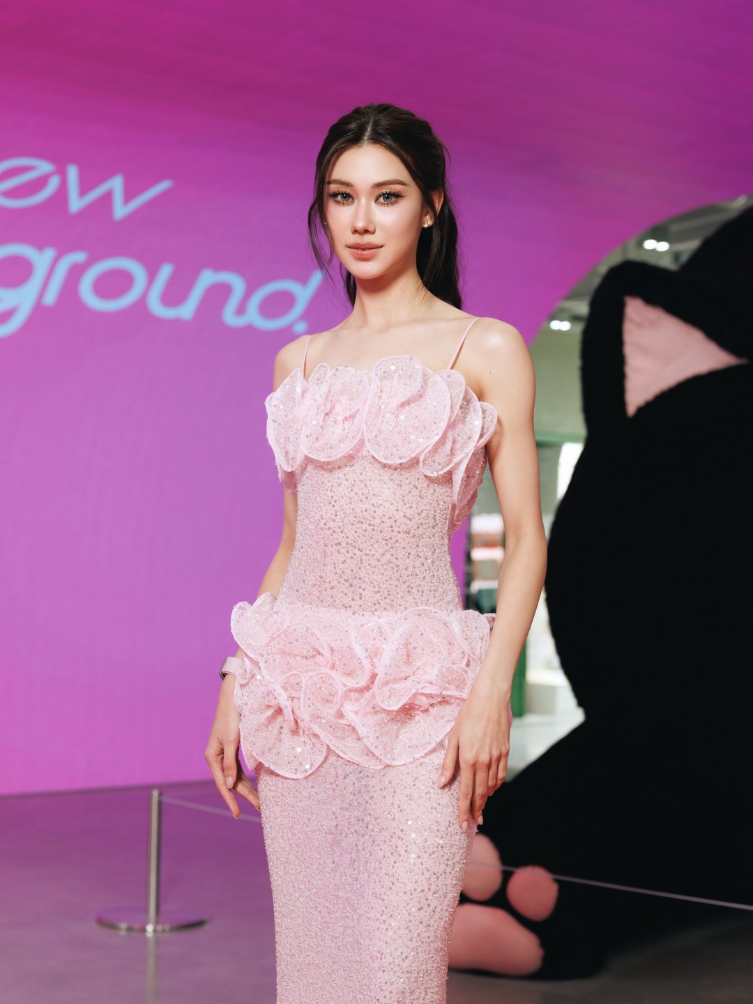Lorena Schuett เดรสปักเลื่อมชมพูประดับระบายดอกไม้ ร่วมงานเปิด EVEANDBOY The New Underground