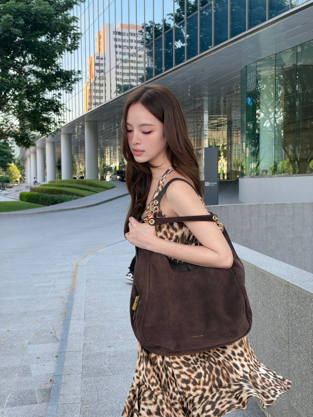 ณิชา ณัฏฐณิชา "Running around the city" เดรสลายเสือคู่บูทหนังกลับยาว ถือกระเป๋า Michael Kors (รูปที่ 3)
