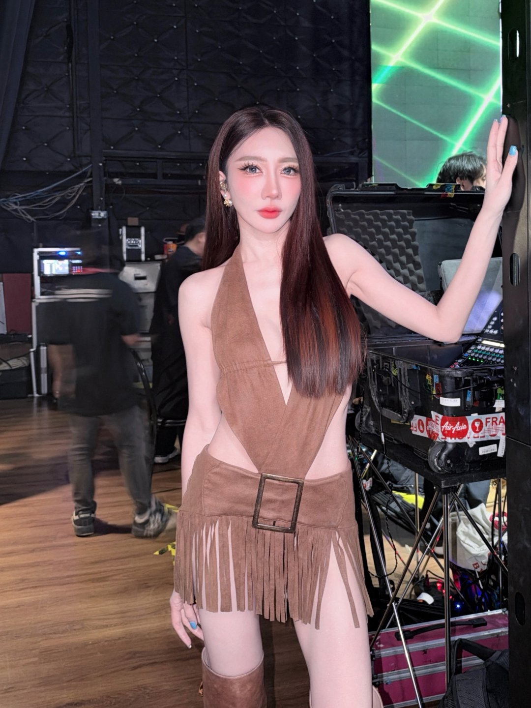 เบนซ์ พริกไทย "yo wassup girl" บอดี้สูทหนังกลับคอวีลึกเว้าเอวคู่กระโปรงพู่ โพสหลังเวที (รูปที่ 3)