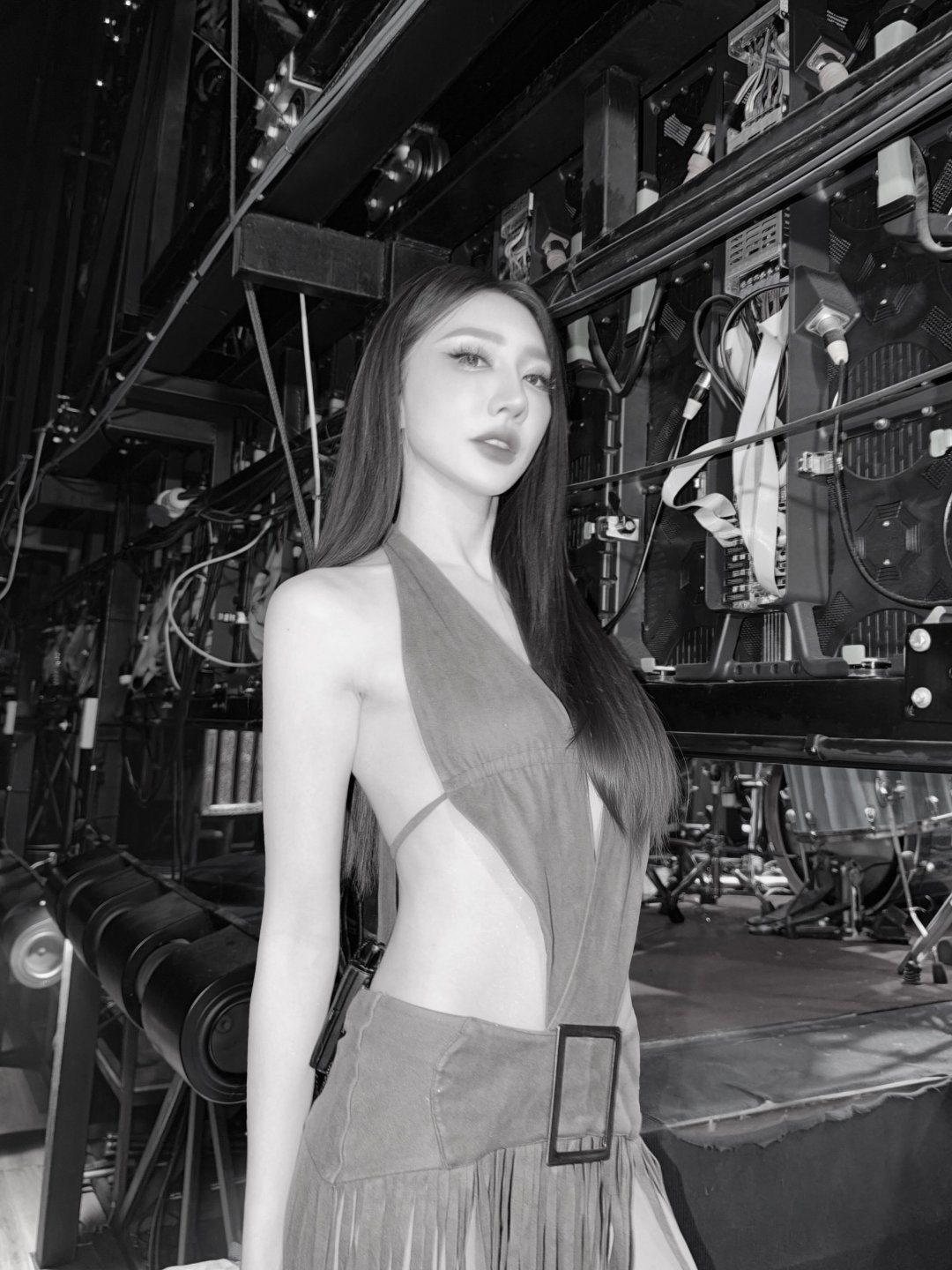 เบนซ์ พริกไทย "yo wassup girl" บอดี้สูทหนังกลับคอวีลึกเว้าเอวคู่กระโปรงพู่ โพสหลังเวที (รูปที่ 4)