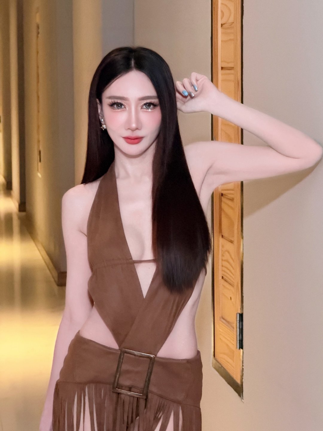 เบนซ์ พริกไทย "yo wassup girl" บอดี้สูทหนังกลับคอวีลึกเว้าเอวคู่กระโปรงพู่ โพสหลังเวที (รูปที่ 6)