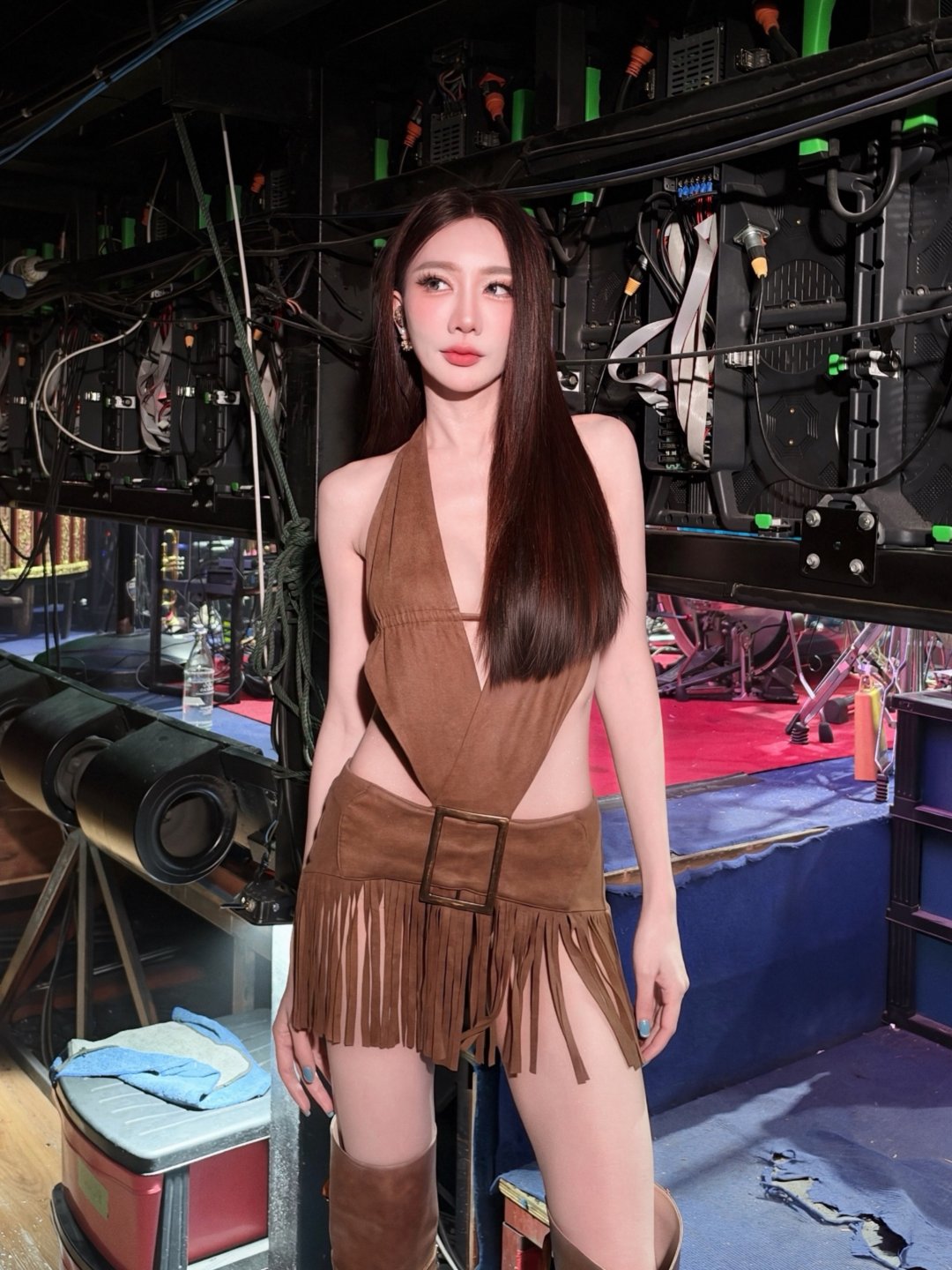 เบนซ์ พริกไทย "yo wassup girl" บอดี้สูทหนังกลับคอวีลึกเว้าเอวคู่กระโปรงพู่ โพสหลังเวที (รูปที่ 7)
