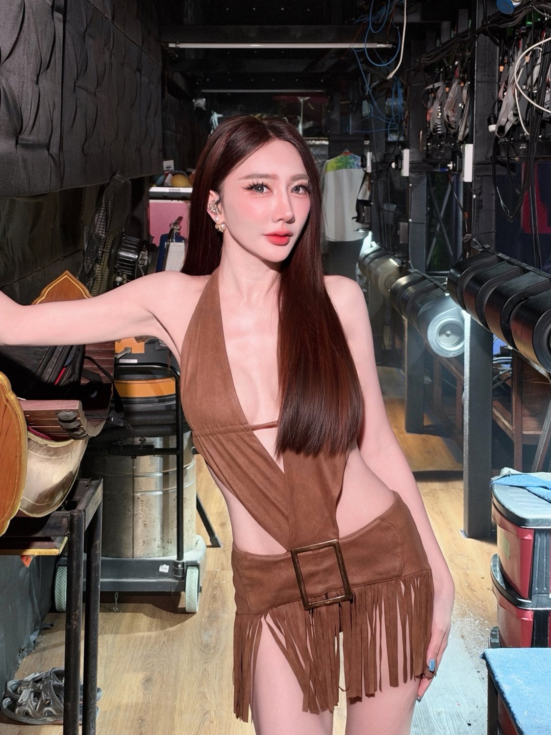 เบนซ์ พริกไทย "yo wassup girl" บอดี้สูทหนังกลับคอวีลึกเว้าเอวคู่กระโปรงพู่ โพสหลังเวที (รูปที่ 9)