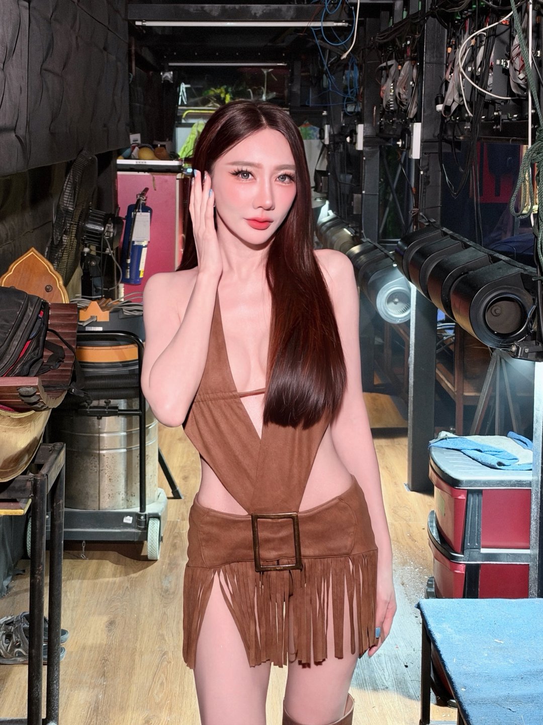 เบนซ์ พริกไทย "yo wassup girl" บอดี้สูทหนังกลับคอวีลึกเว้าเอวคู่กระโปรงพู่ โพสหลังเวที (รูปที่ 10)