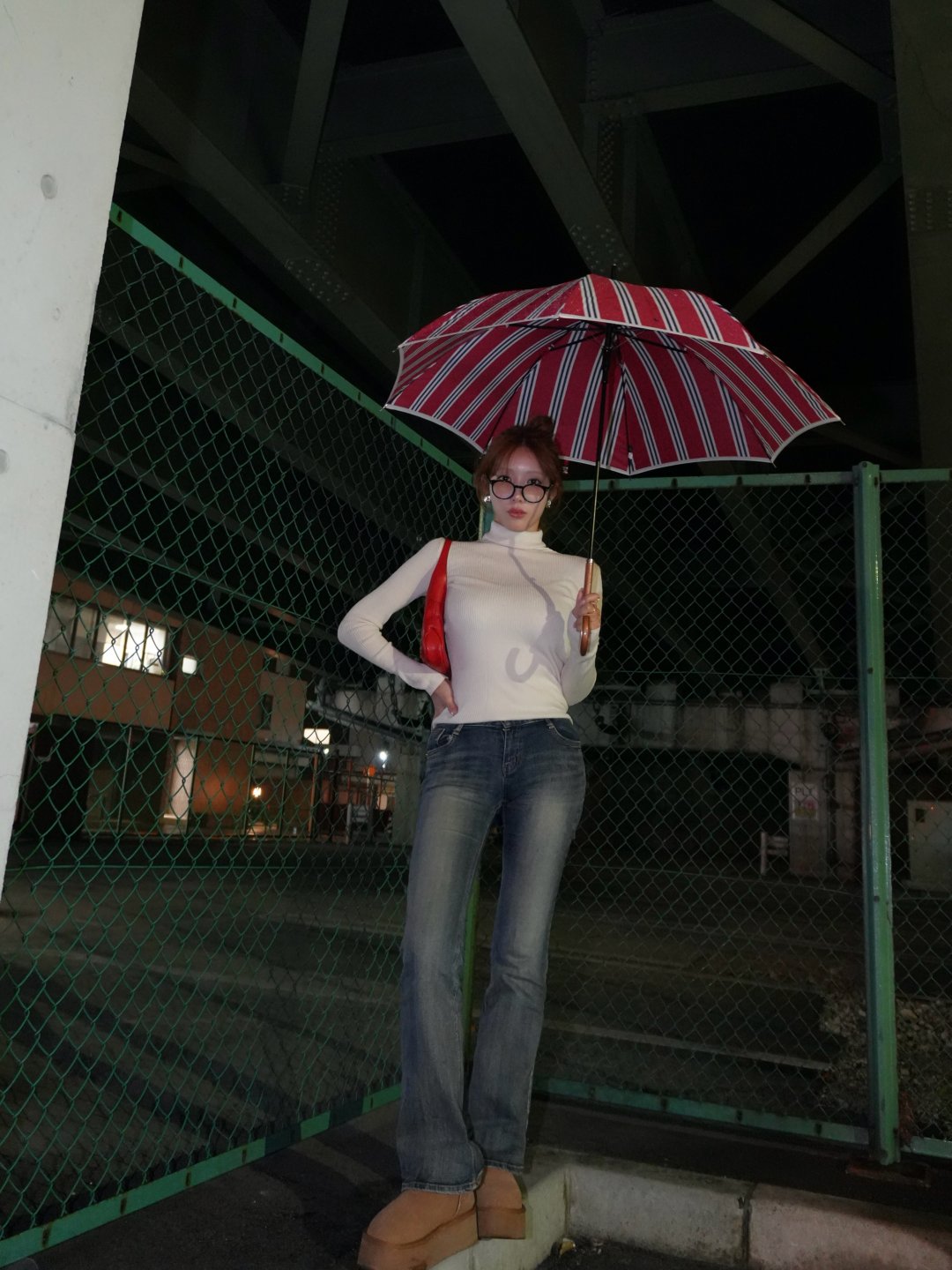 โคยอย โคนัน "雨が降ってたとある日" เสื้อคอเต่าขาวคู่ยีนส์ ถือร่มลายทางแดงยามค่ำคืน (รูปที่ 3)