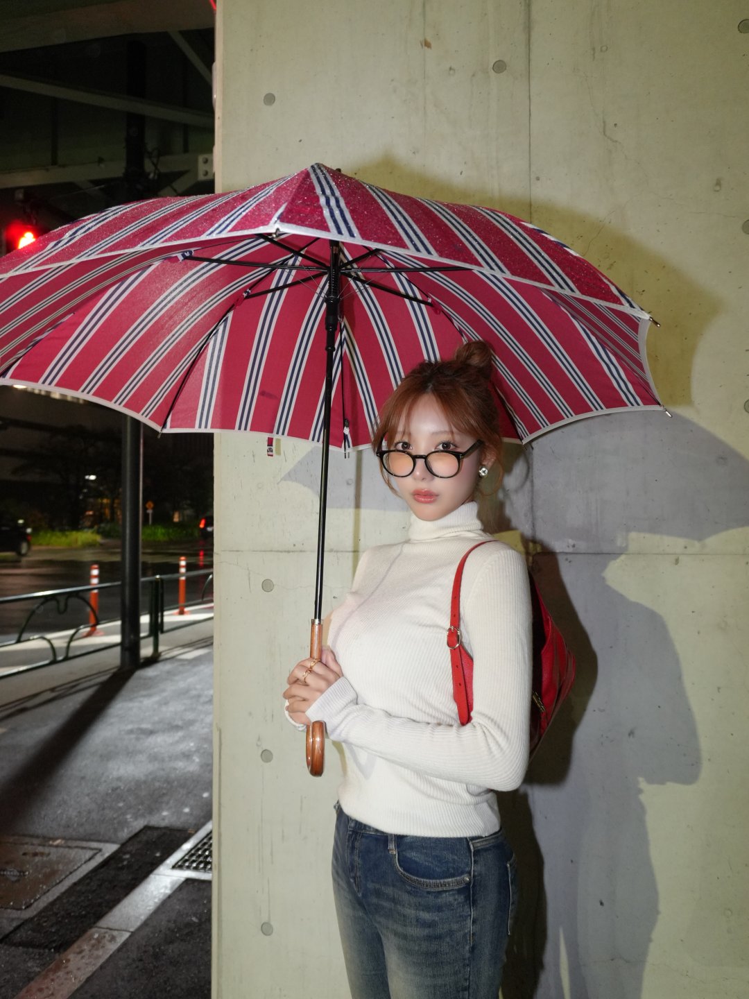 โคยอย โคนัน "雨が降ってたとある日" เสื้อคอเต่าขาวคู่ยีนส์ ถือร่มลายทางแดงยามค่ำคืน (รูปที่ 4)