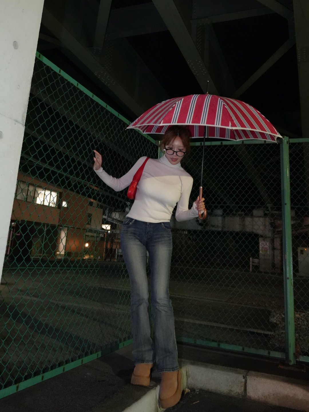 โคยอย โคนัน "雨が降ってたとある日" เสื้อคอเต่าขาวคู่ยีนส์ ถือร่มลายทางแดงยามค่ำคืน (รูปที่ 5)