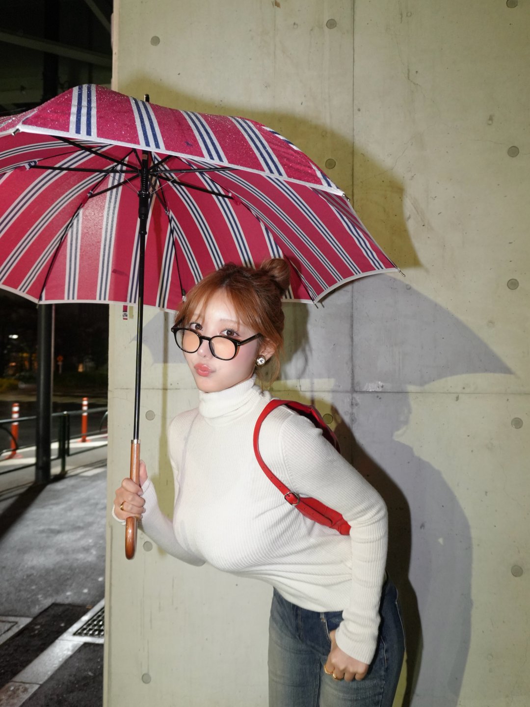 โคยอย โคนัน "雨が降ってたとある日" เสื้อคอเต่าขาวคู่ยีนส์ ถือร่มลายทางแดงยามค่ำคืน (รูปที่ 6)