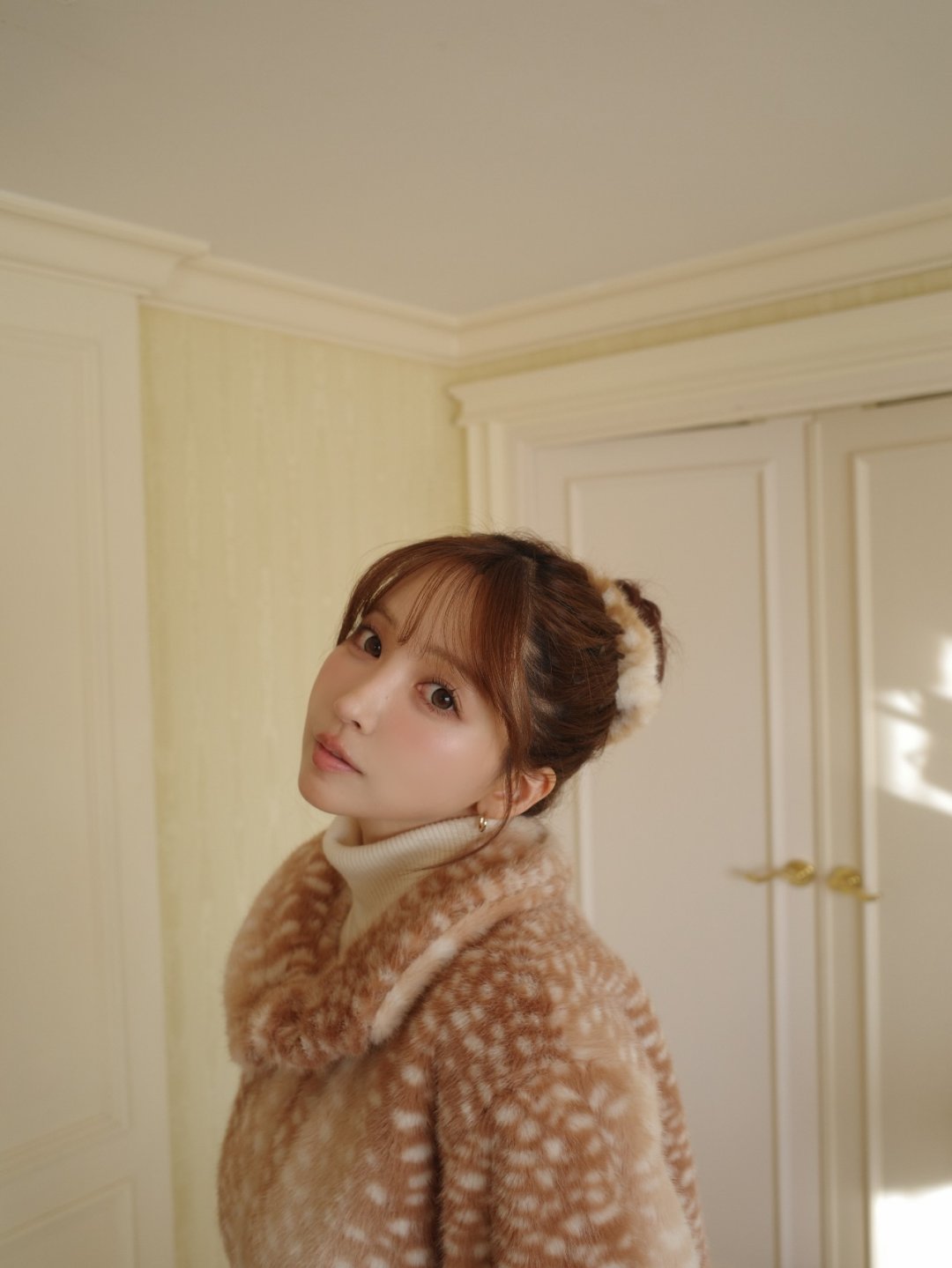 ยูอะ มิคามิ ลุค MISTREASS Winter Collection โค้ทขนฟู ถุงน่องลูกไม้ ในห้องโรงแรม (รูปที่ 3)