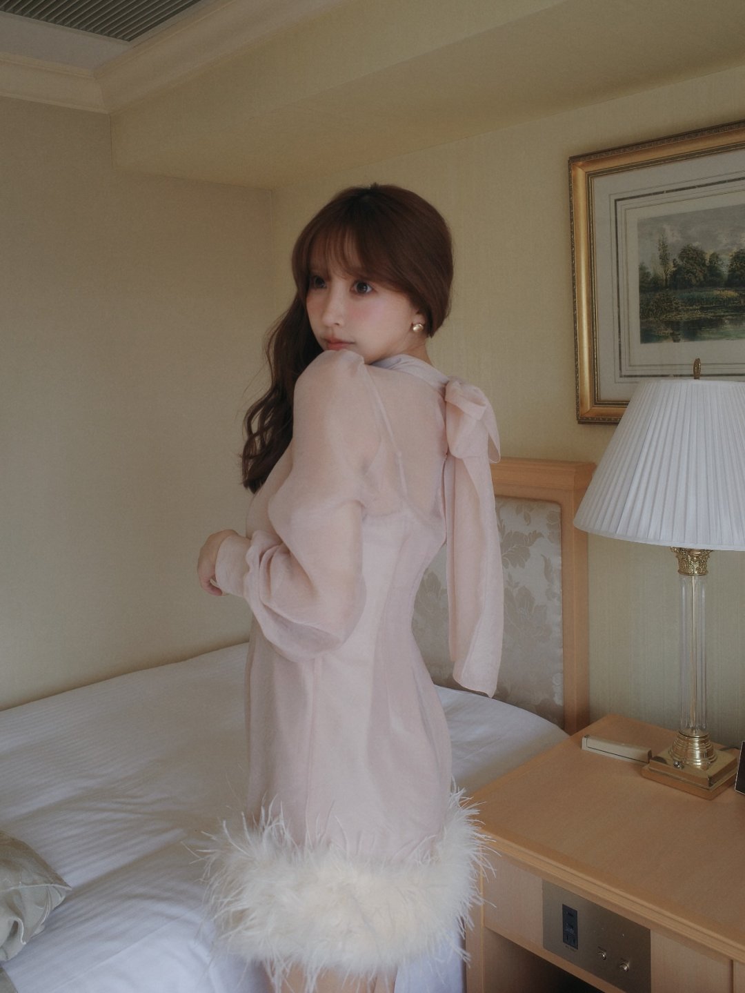 ยูอะ มิคามิ ลุค MISTREASS Winter Collection โค้ทขนฟู ถุงน่องลูกไม้ ในห้องโรงแรม (รูปที่ 5)