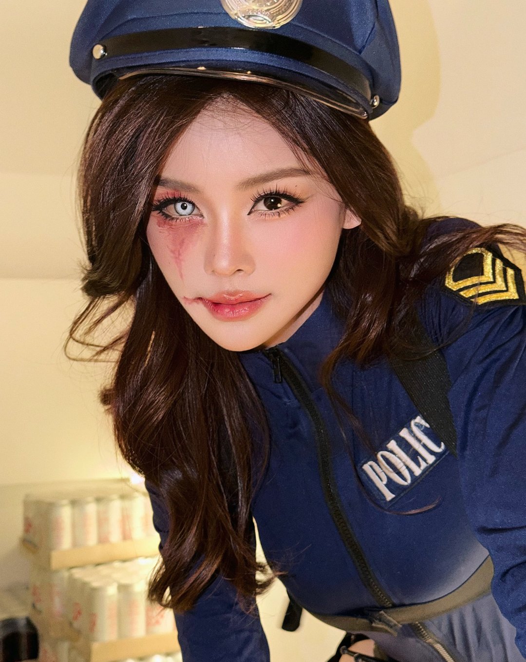 อิงฟ้า วราหะ ชุดคอสตำรวจบอดี้สูทขาสั้นคาดสายรัดต้นขา แต่งหน้าเลือดเข้มขลัง "👮🩸" (รูปที่ 14)
